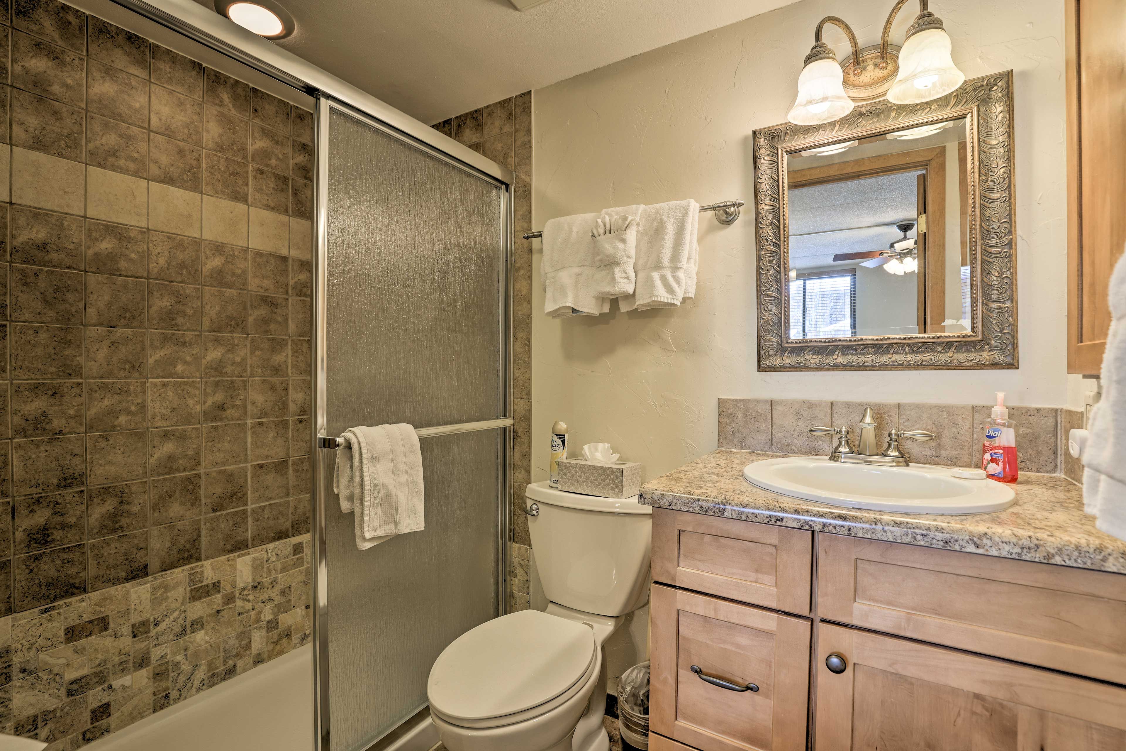 En-Suite Bathroom | Complimentary Toiletries | Towels Provided