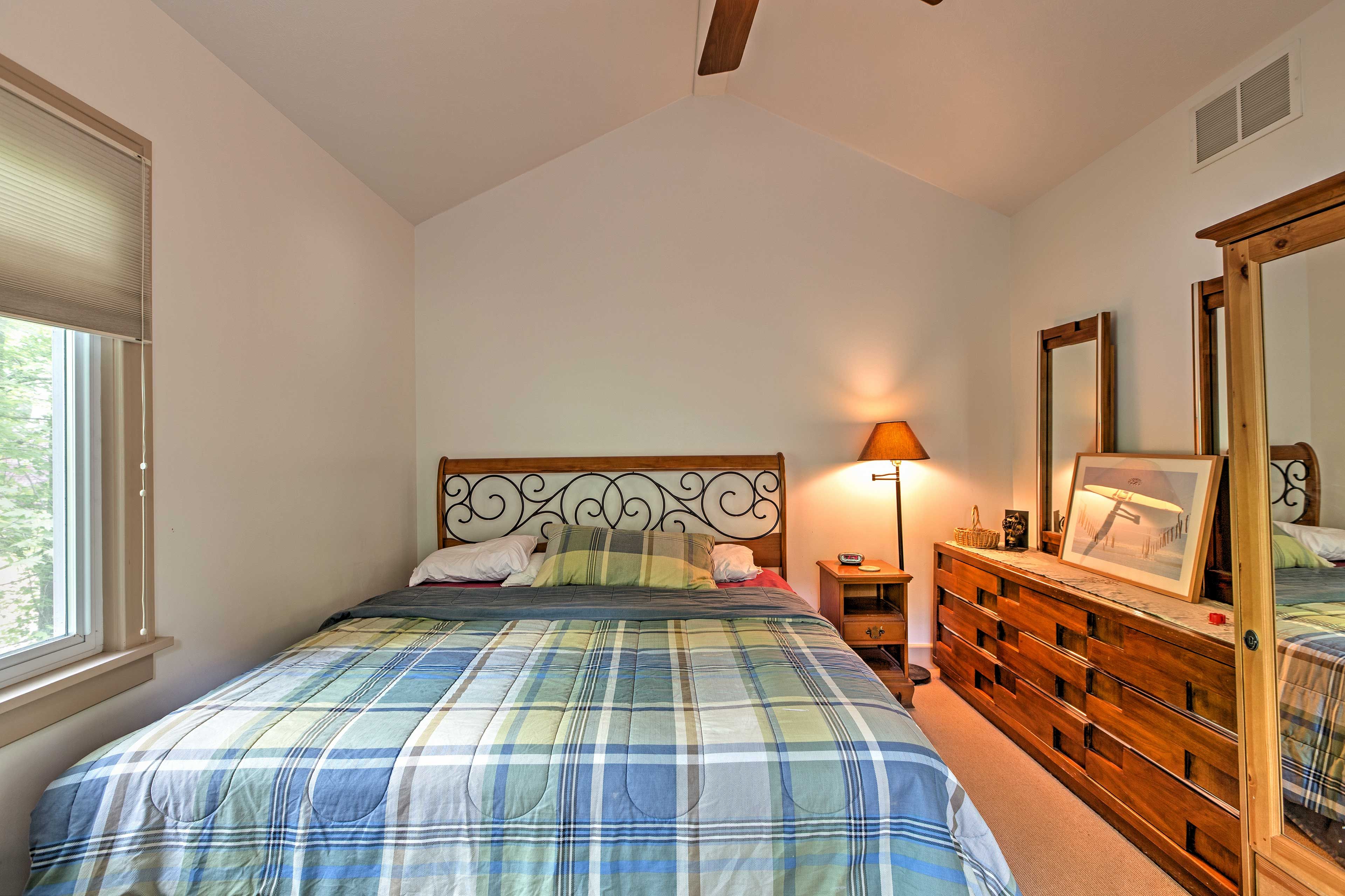 Bedroom 1 | King Bed | Linens Provided