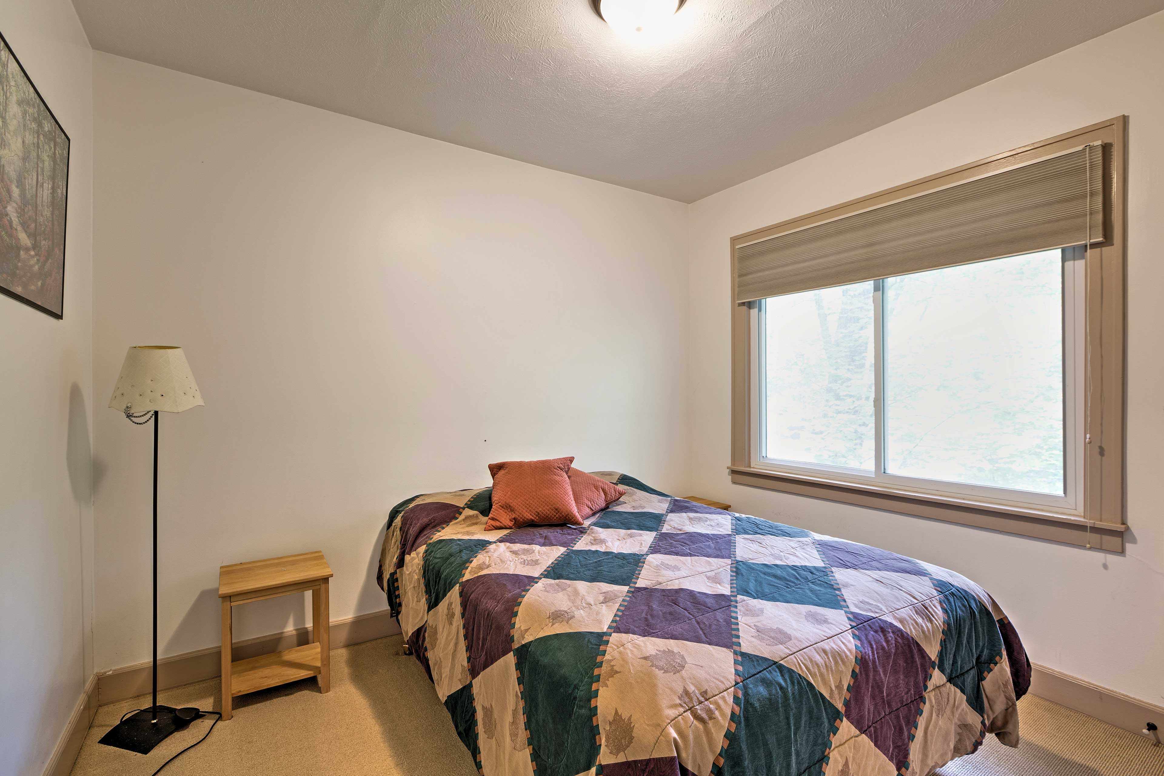 Bedroom 2 | Queen Bed