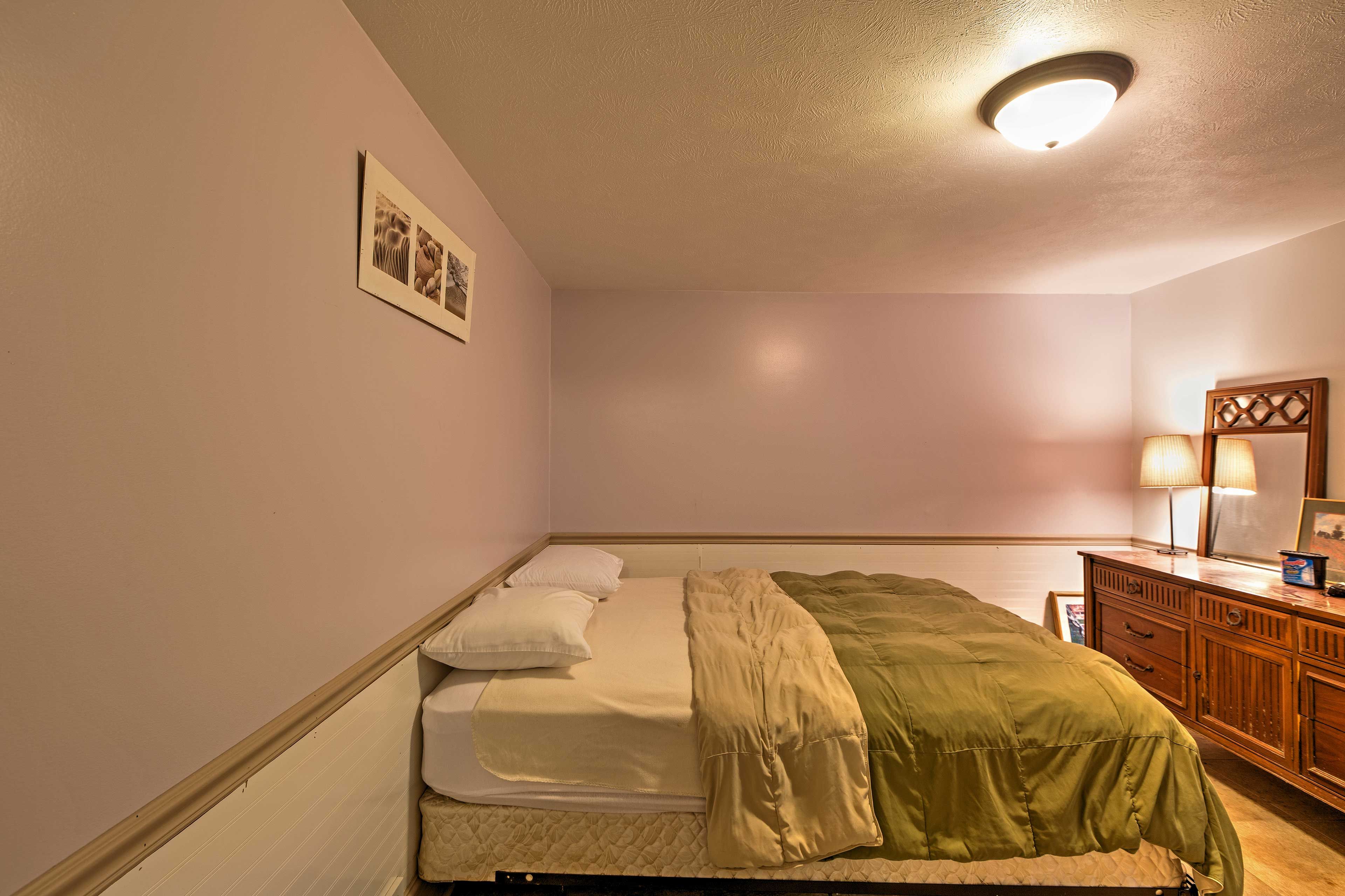 Bedroom 3 | Queen Bed