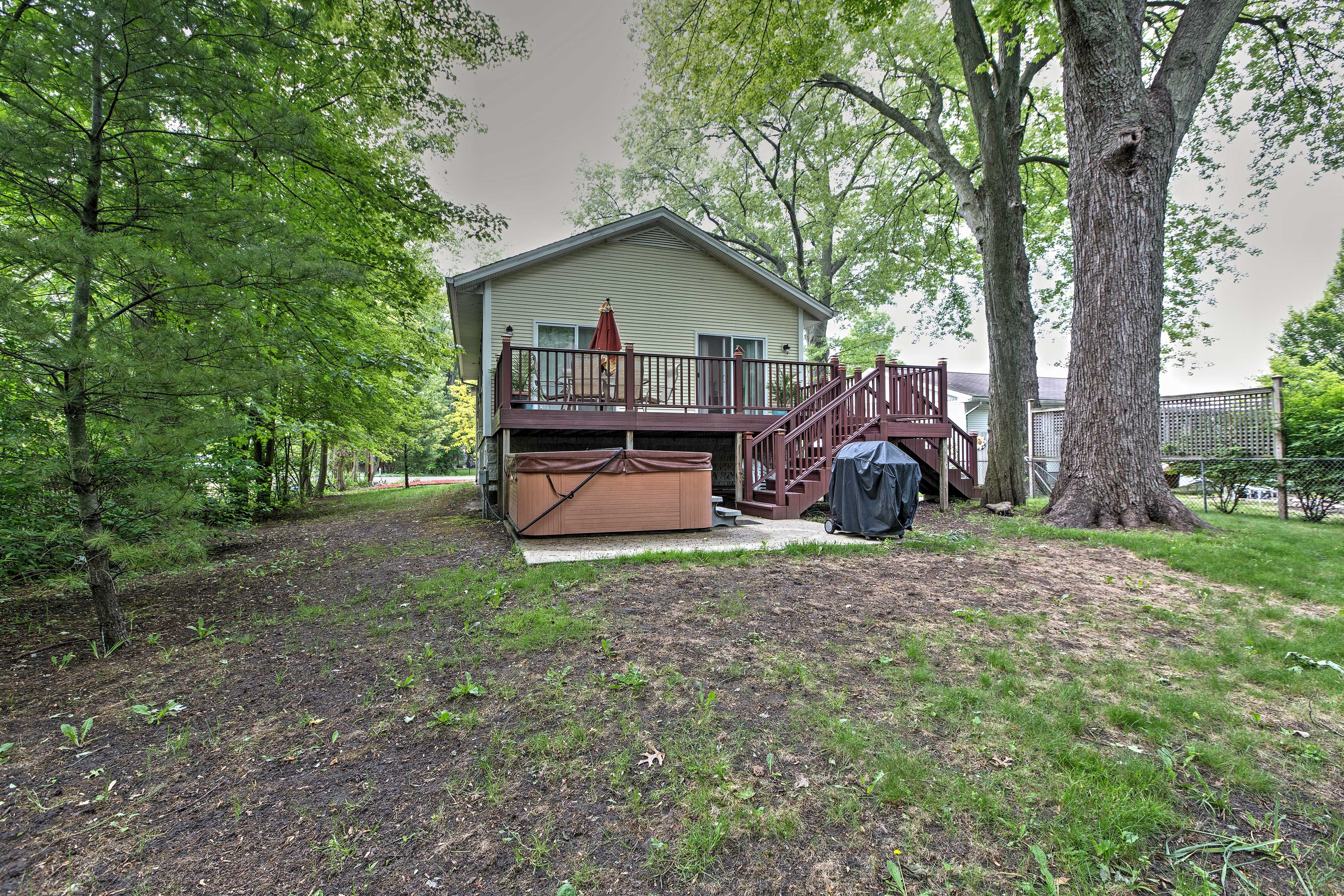 Backyard | Fire Pit | Hot Tub | Gas Grill