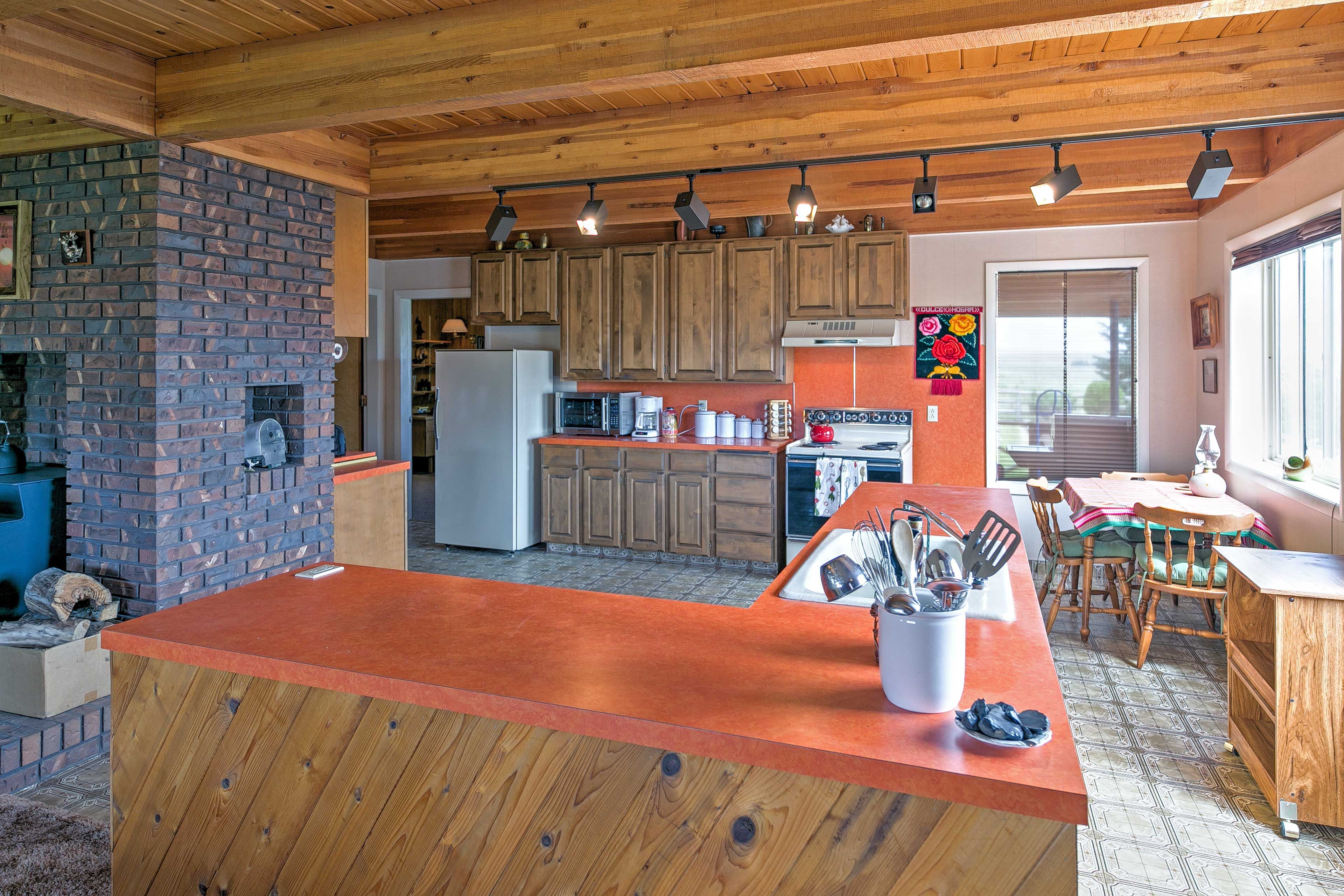 Kitchen | Toaster | Trash Bags & Paper Towels