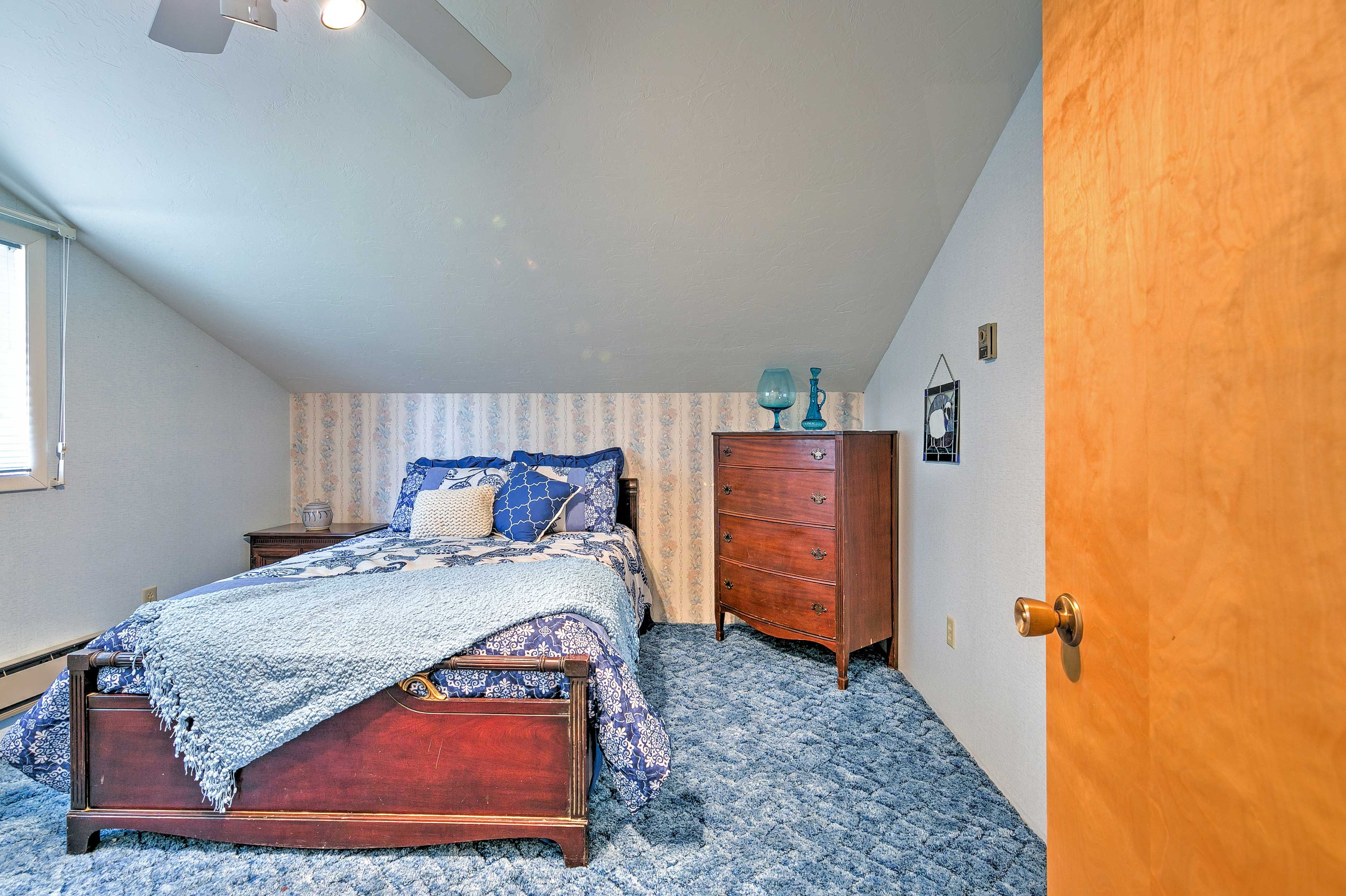 Bedroom 2 | Queen Bed
