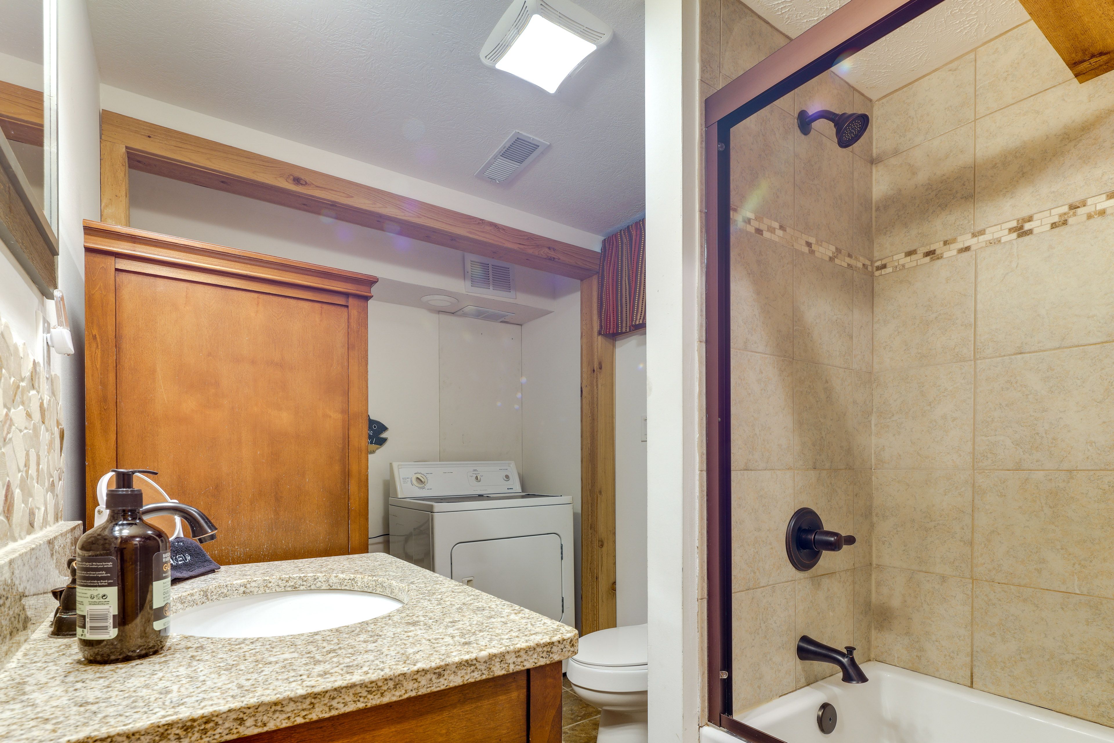 Full Bathroom | Hair Dryer | Washer & Dryer