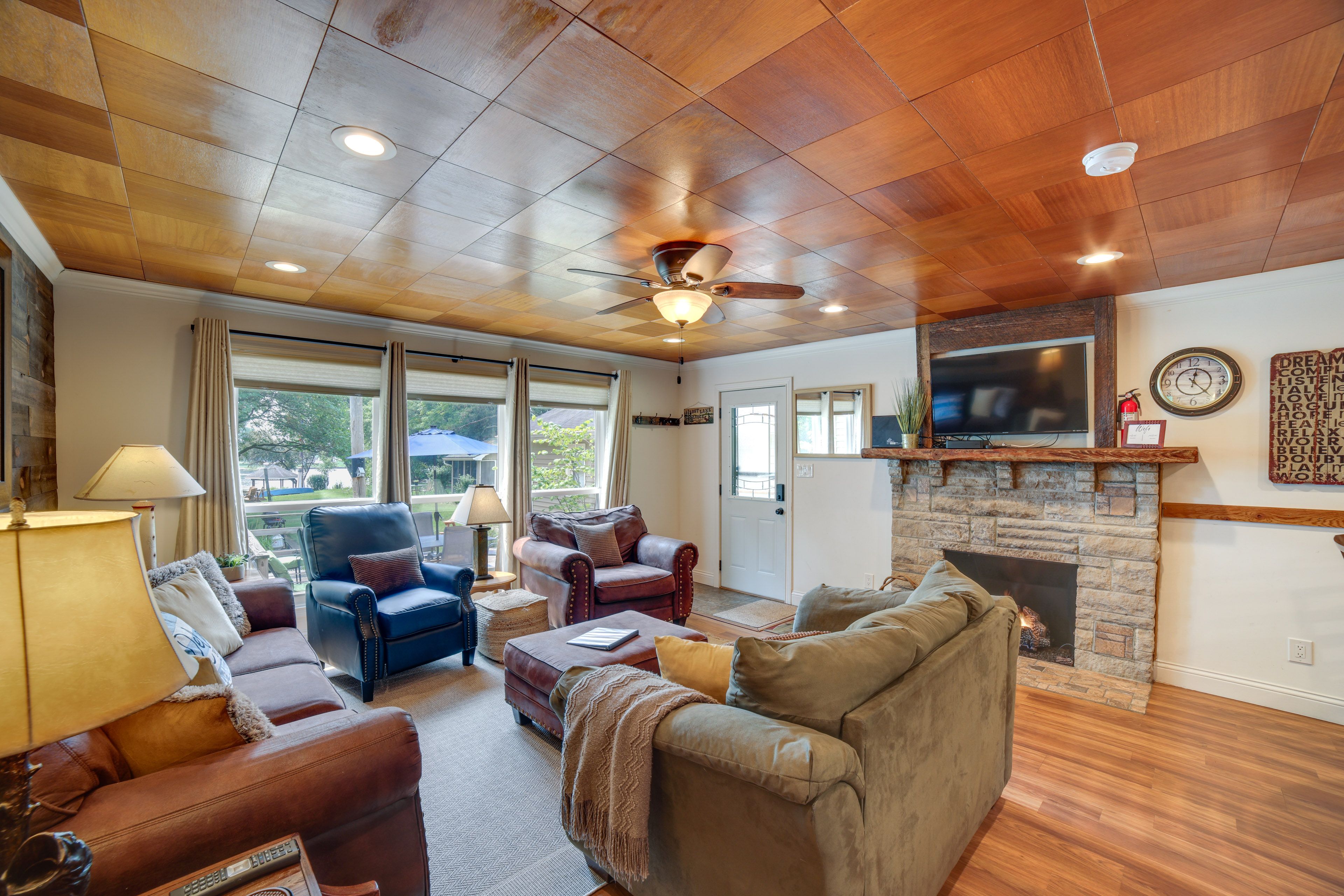 Living Room | Free WiFi | Gas Fireplace
