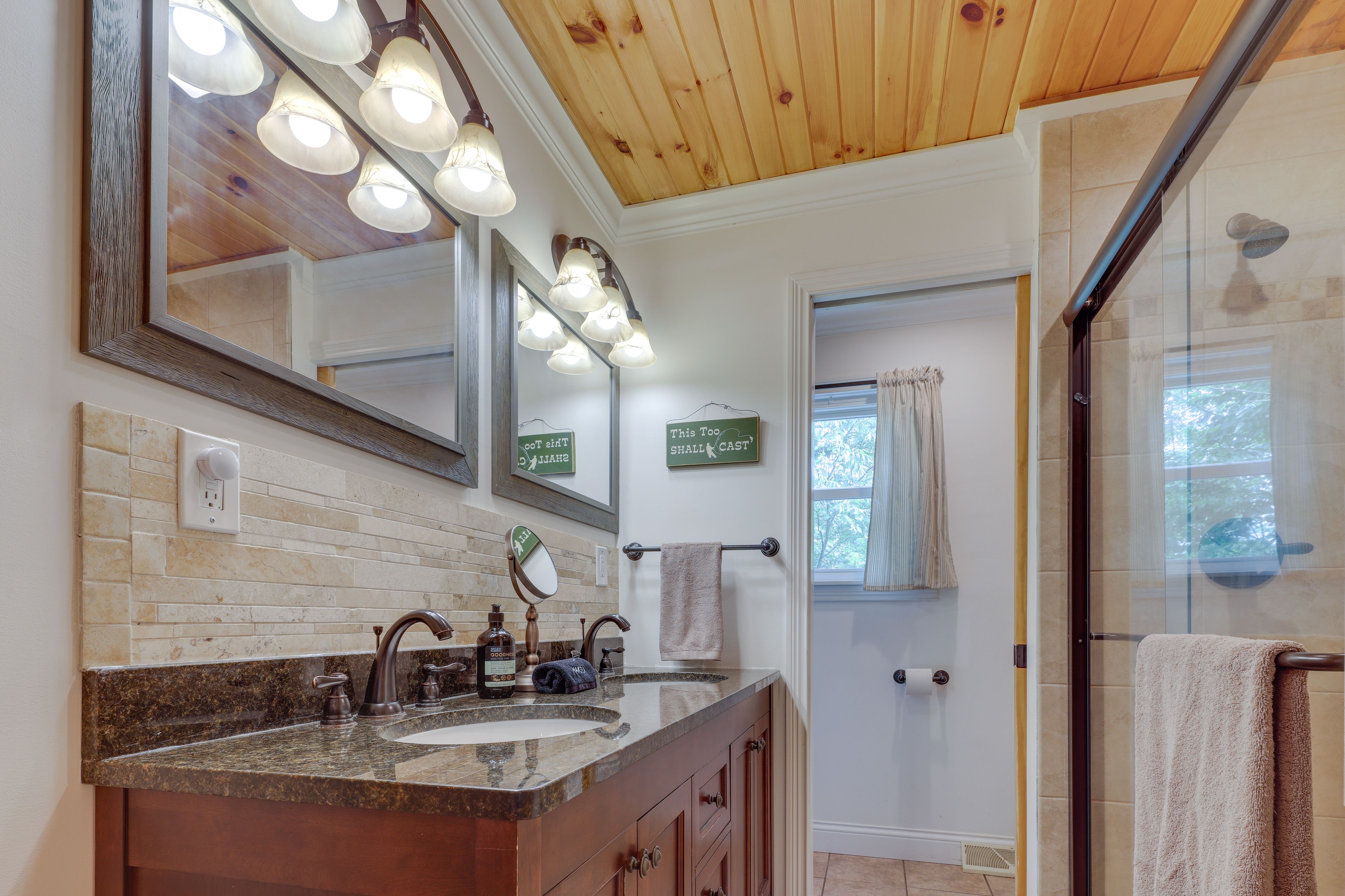 Full Bathroom | Linens & Towels