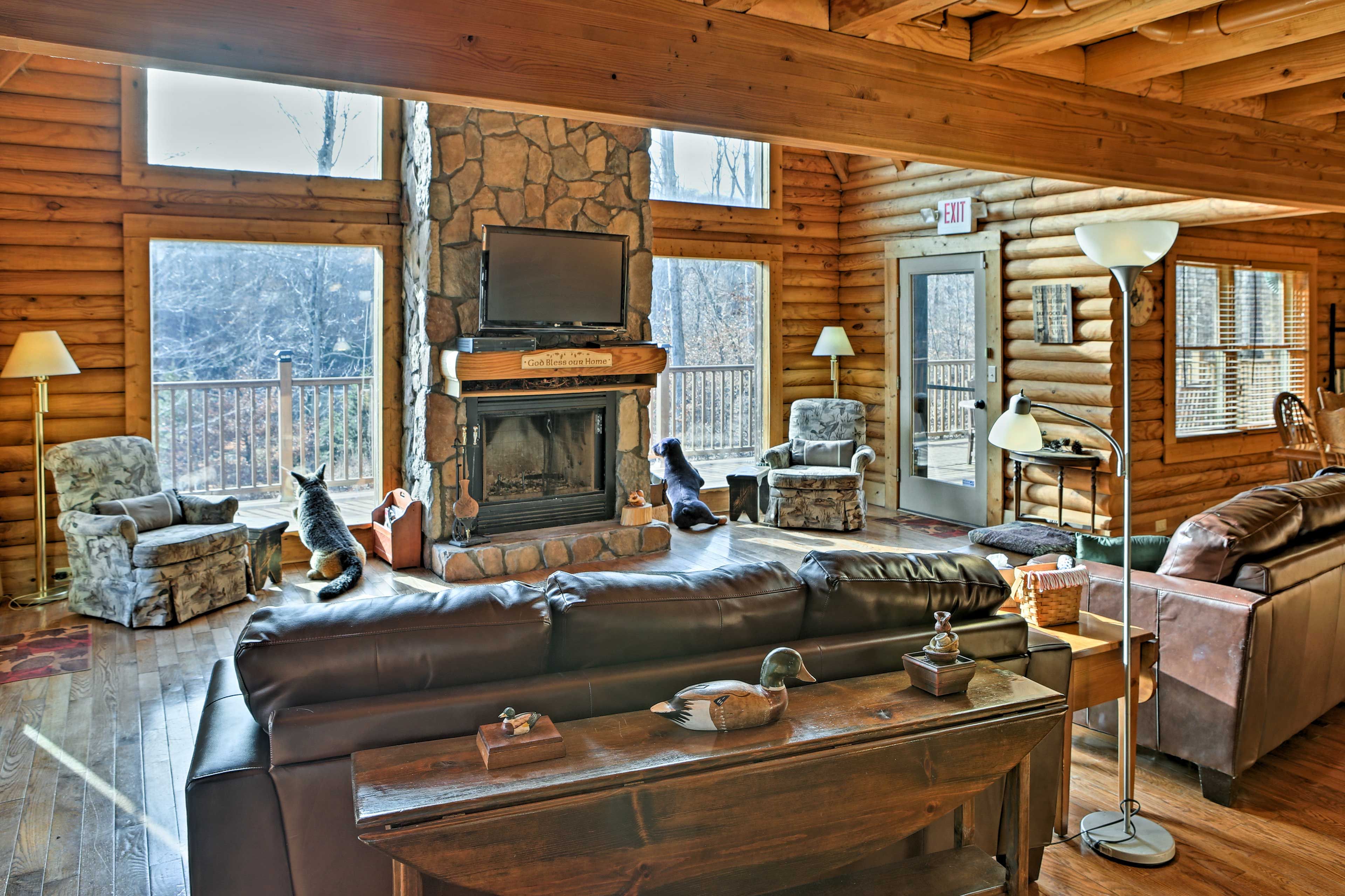 Living Room | Free WiFi | TV w/ Cable