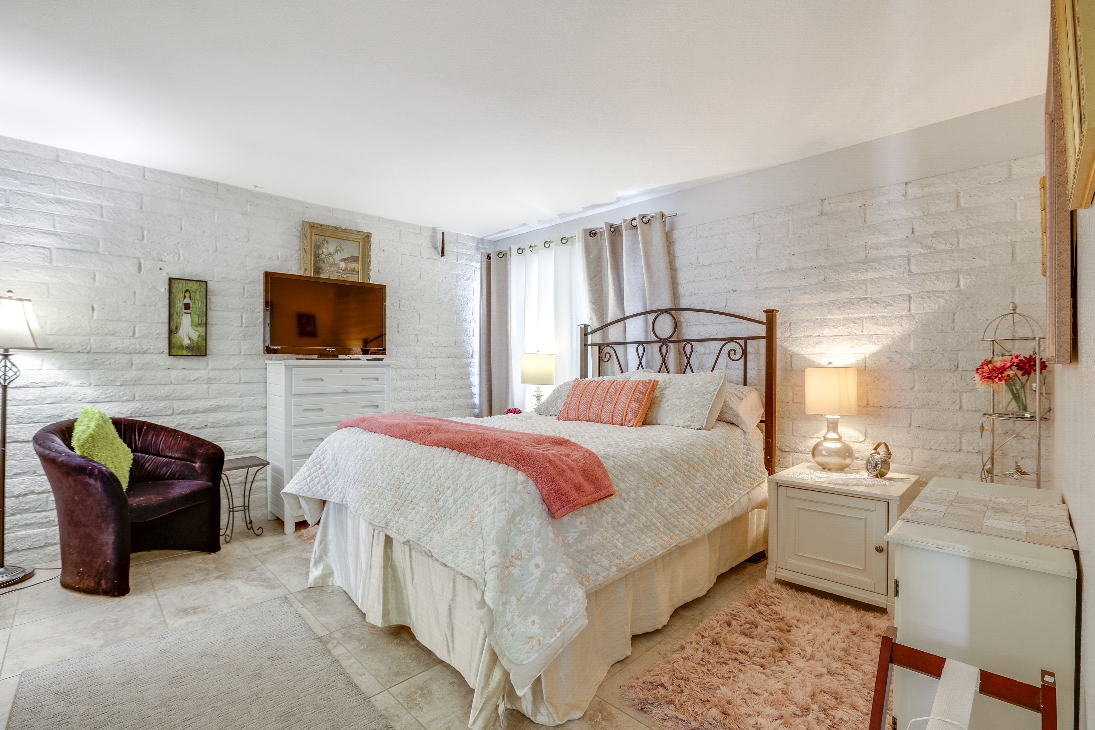 Bedroom | Queen Bed | Linens Provided | Flat-Screen TV