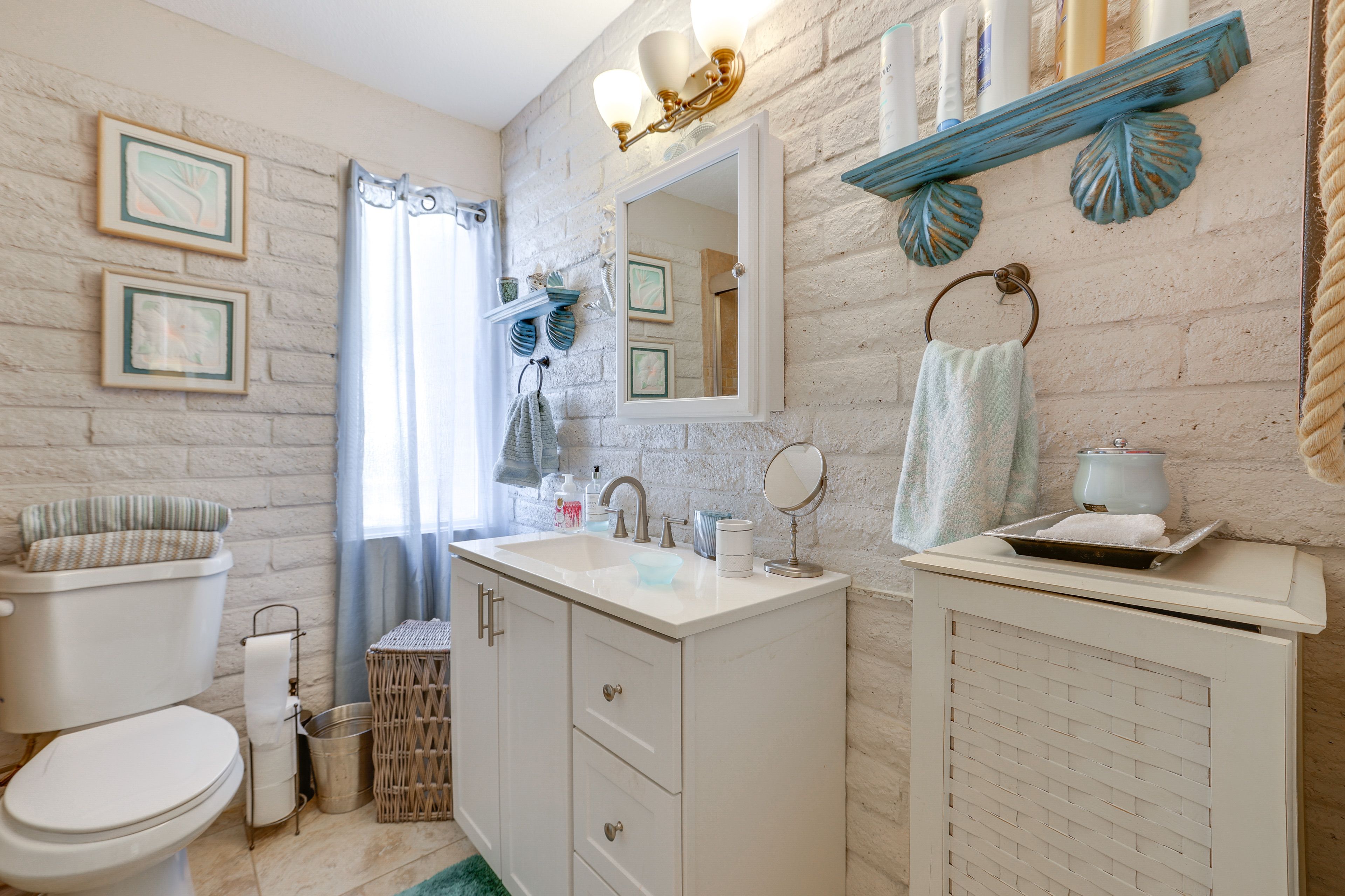Full Bathroom | Towels Provided | Complimentary Toiletries