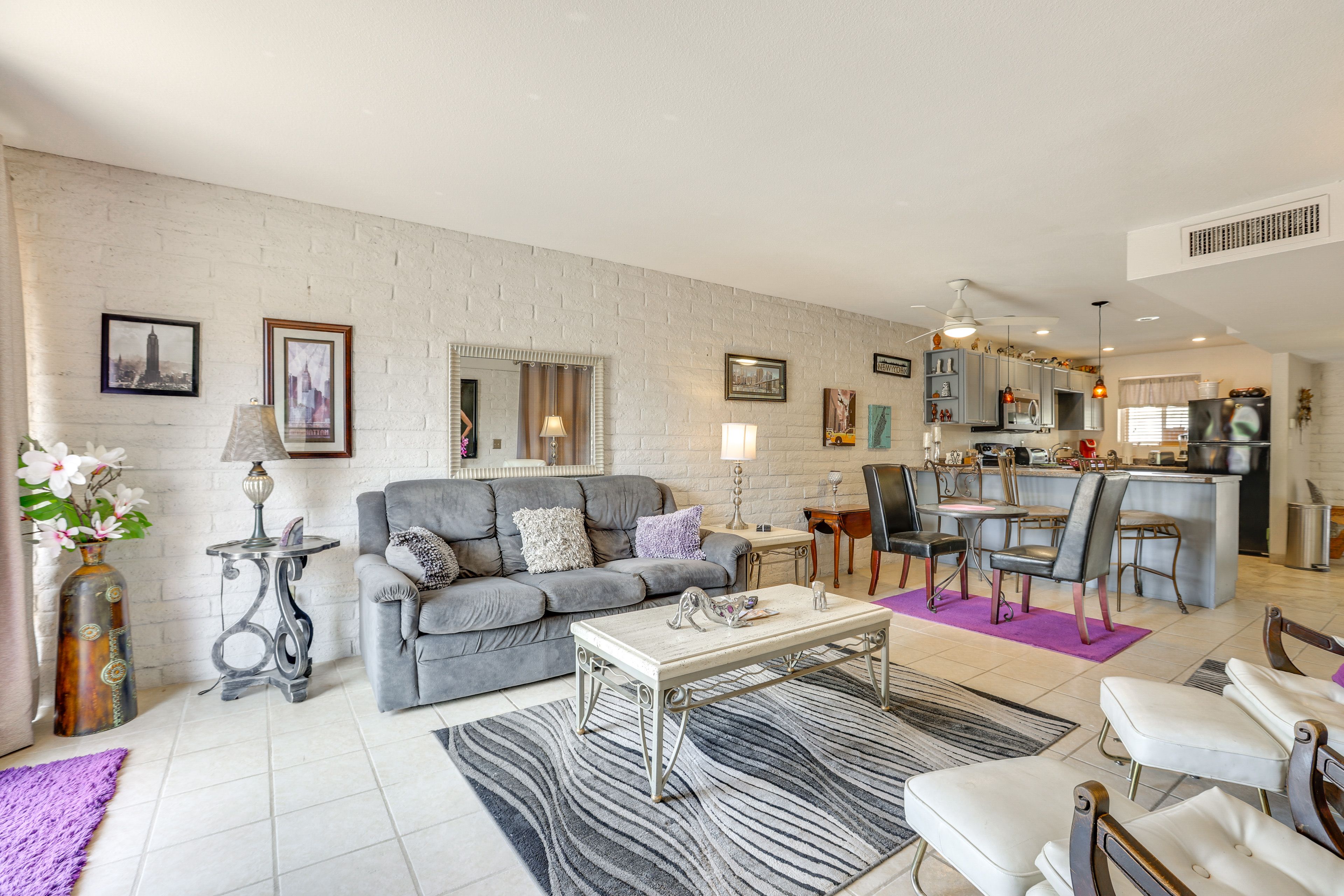 Living Room | Flat-Screen TV | Free WiFi