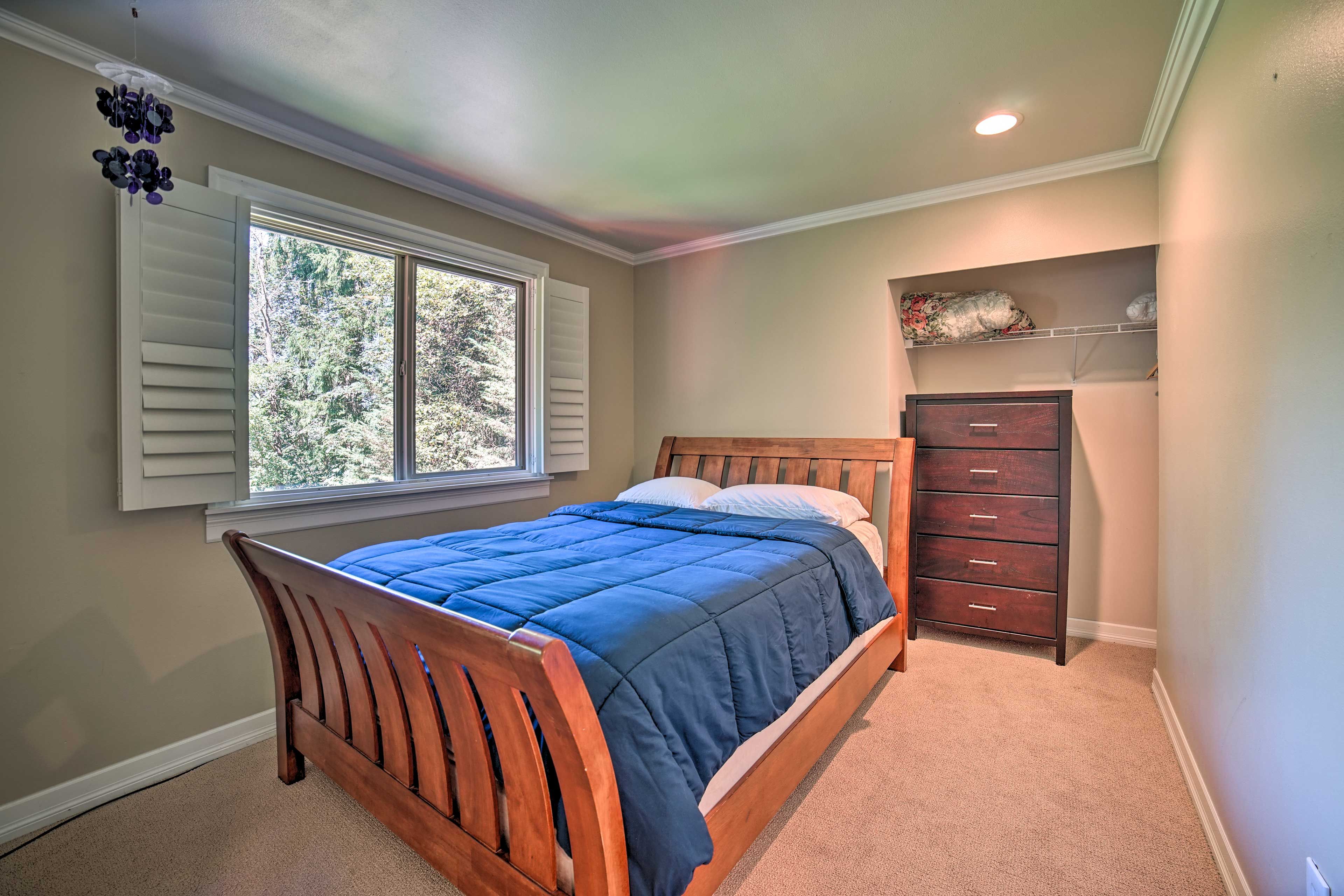 Bedroom 4 | Queen Bed
