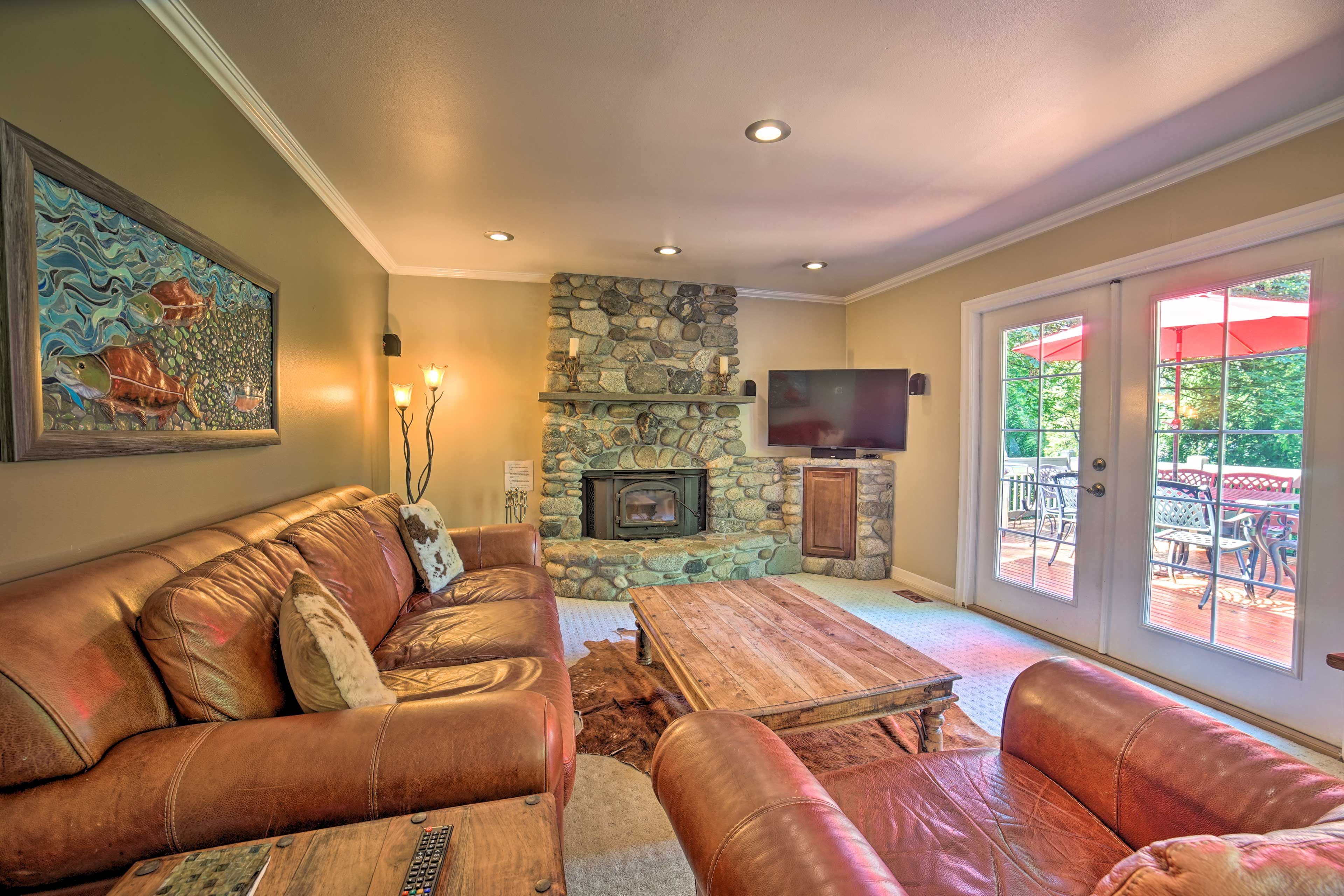 Family Room | Flat-Screen Cable TV | Central Heating