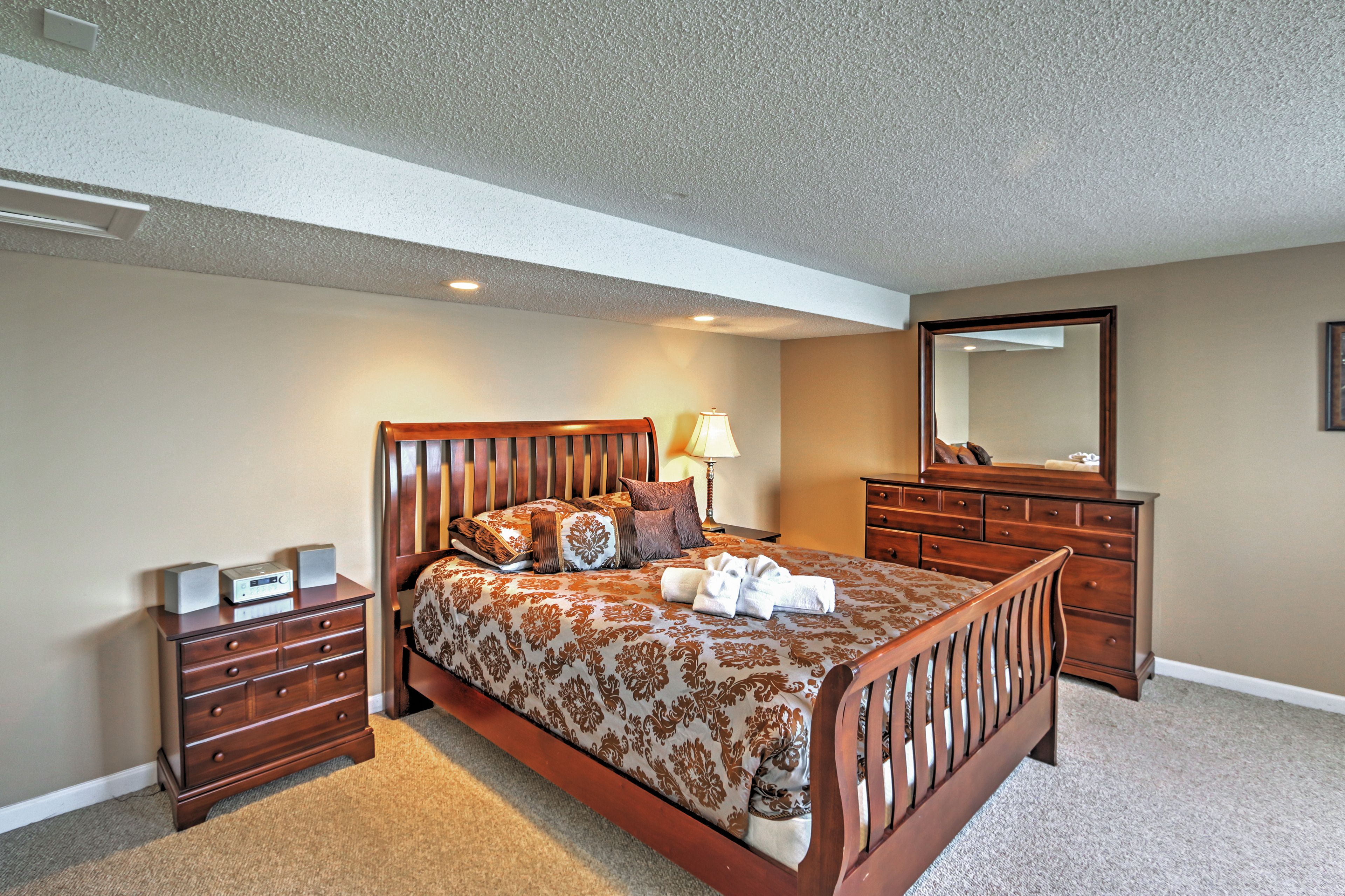 Bedroom 2 | Queen Bed | Lower Level