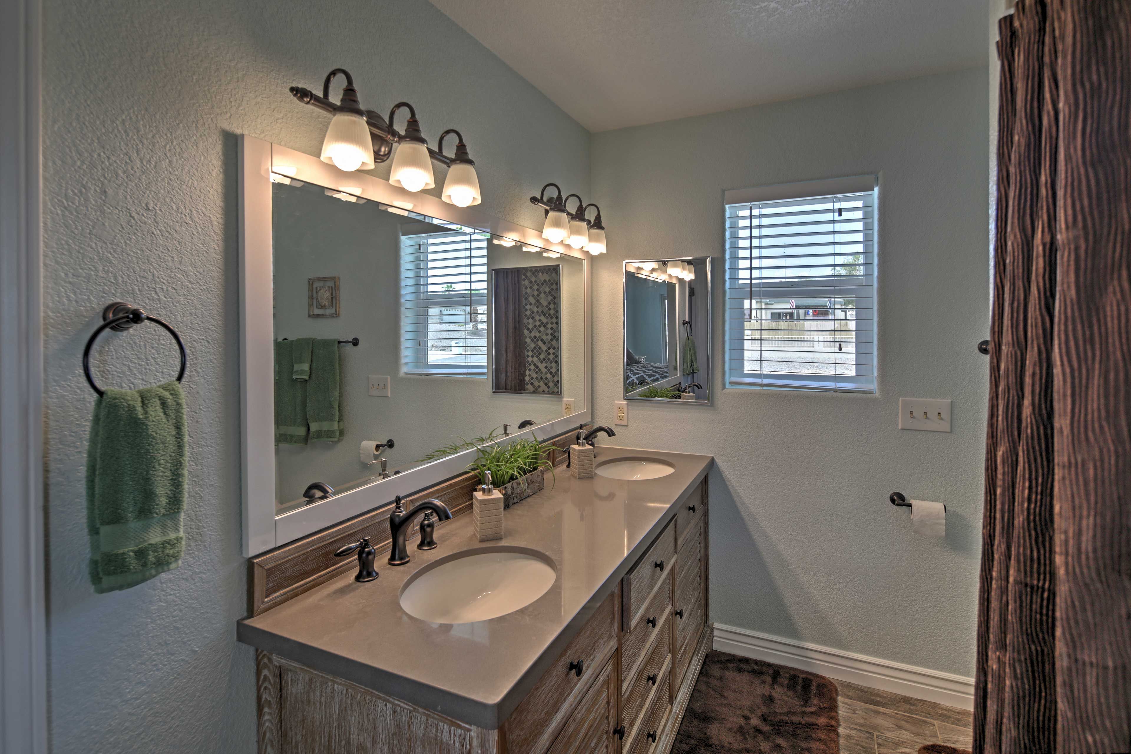 Full Bathroom | Towels Provided
