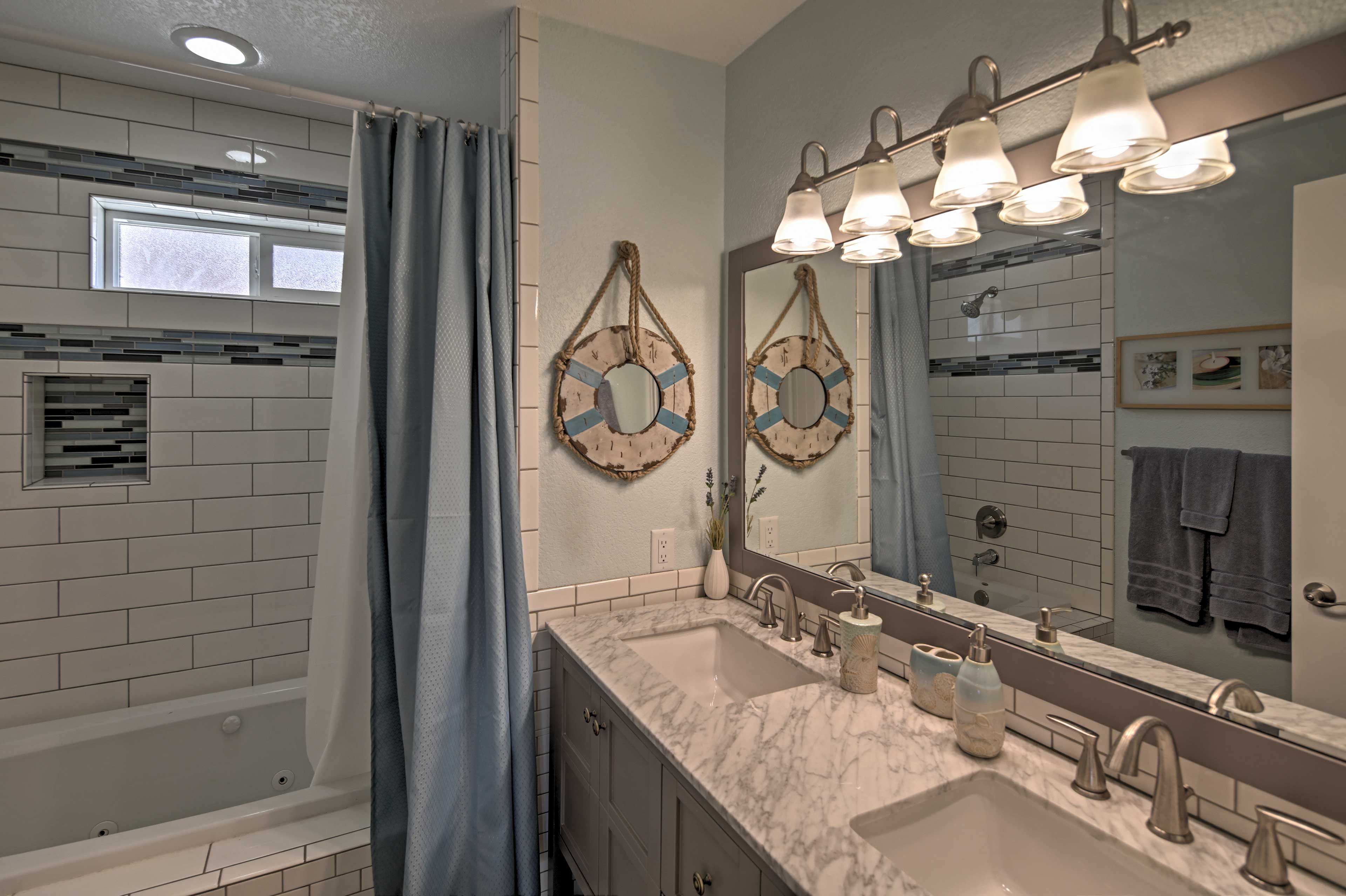 Full Bathroom | Complimentary Toiletries