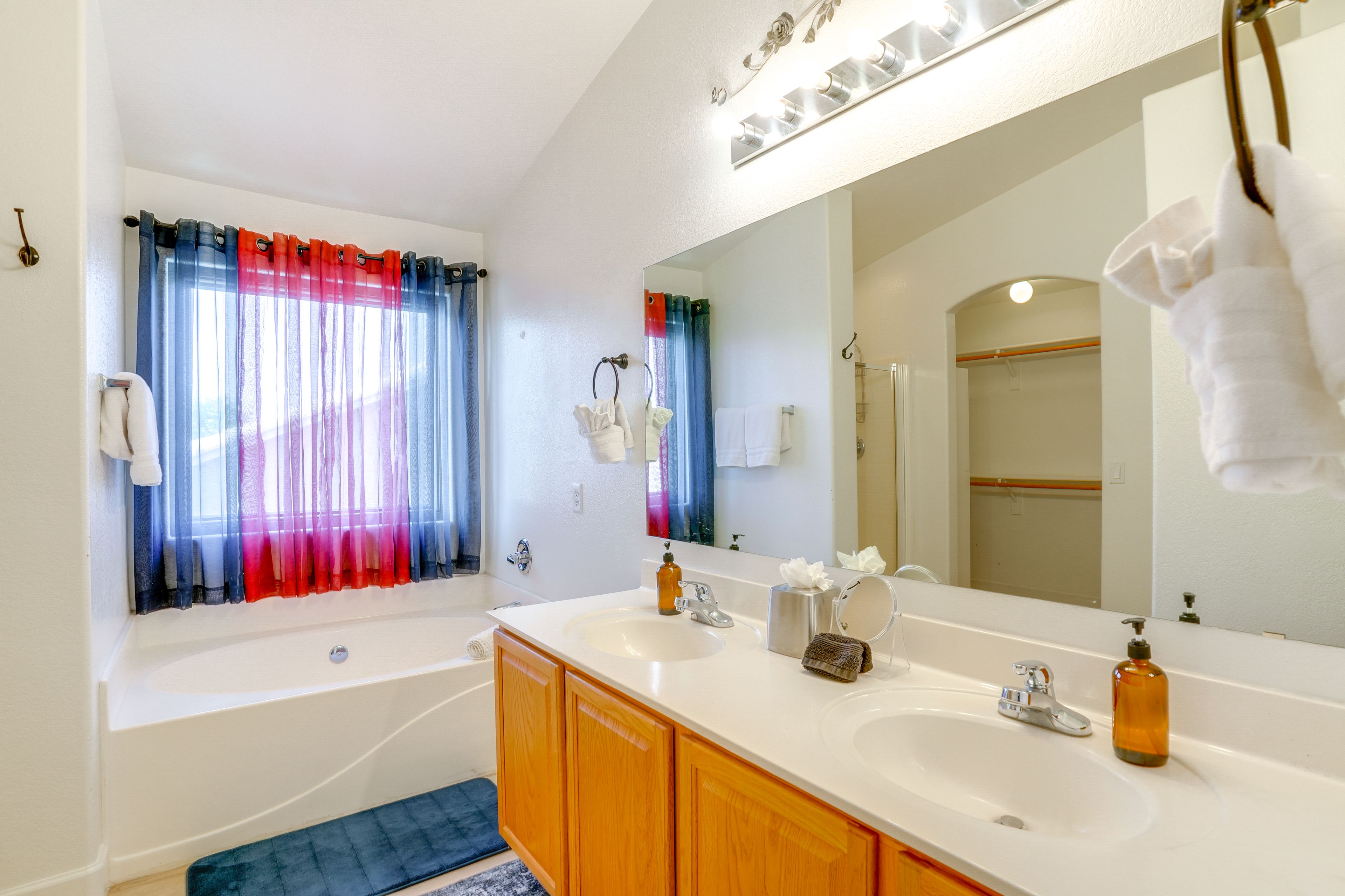 Full Bathroom | Towels Provided