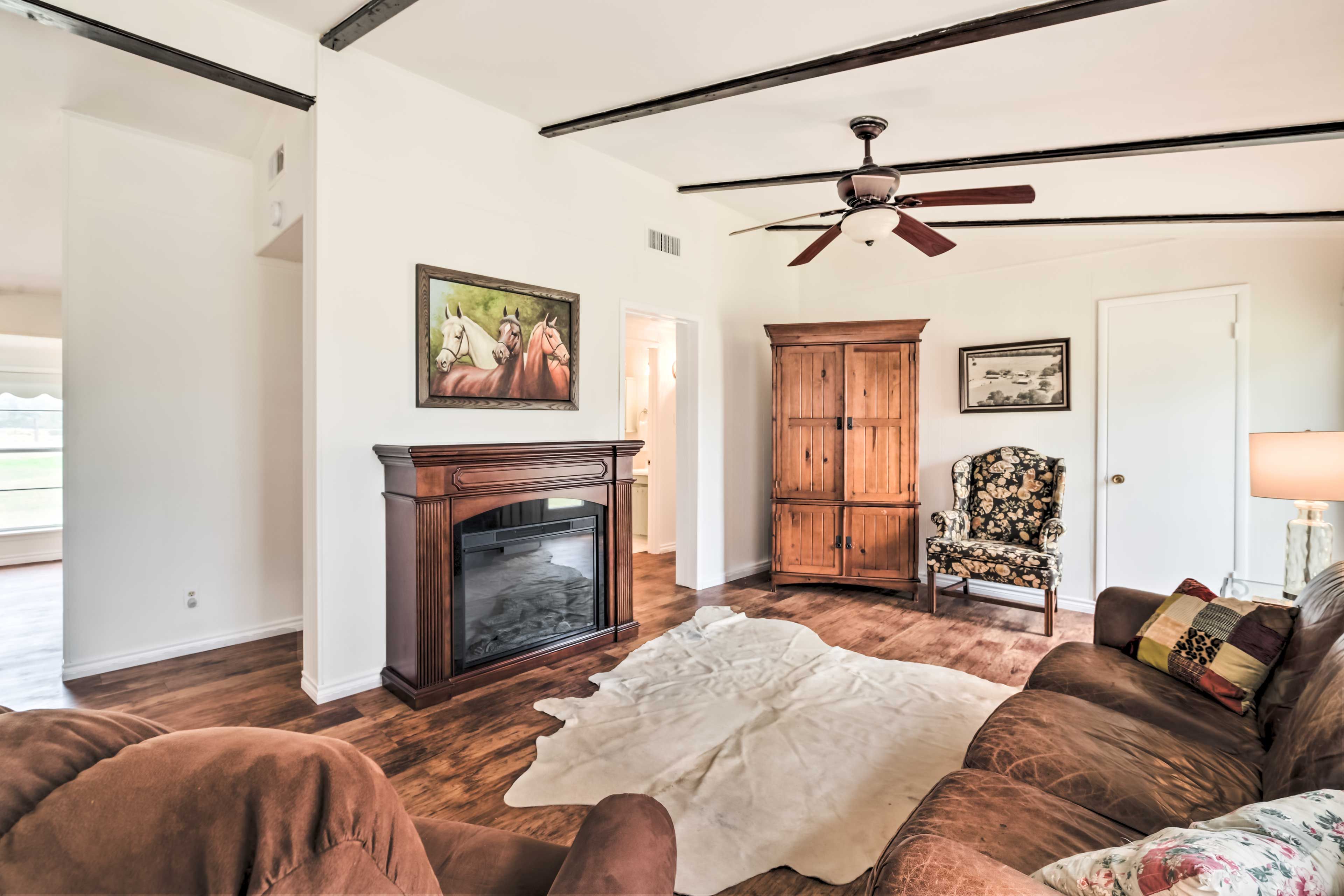 Living Room | Cable TV | Electric Fireplace | Central Heating | Free WiFi