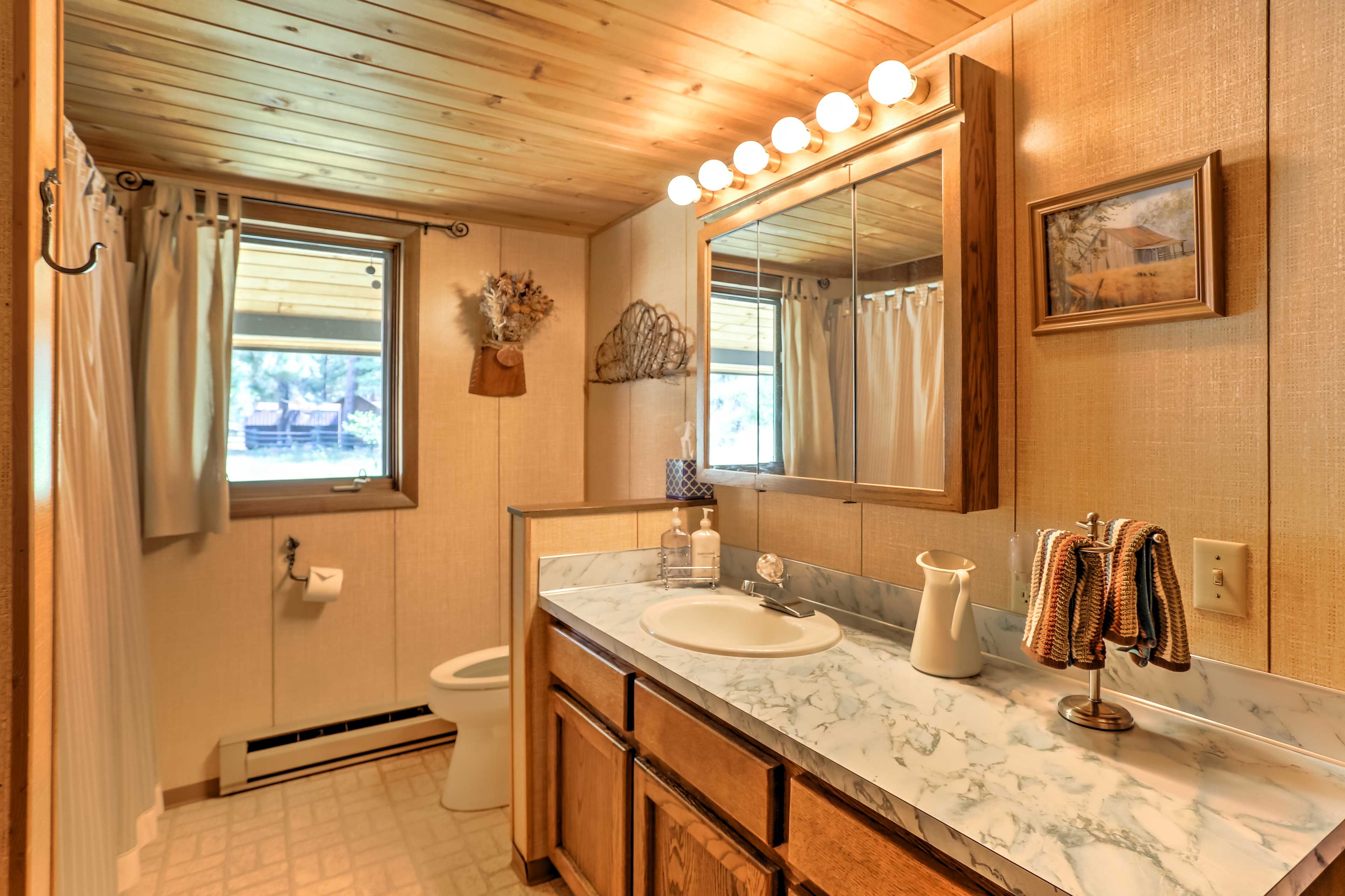 Full Bathroom | Towels Provided