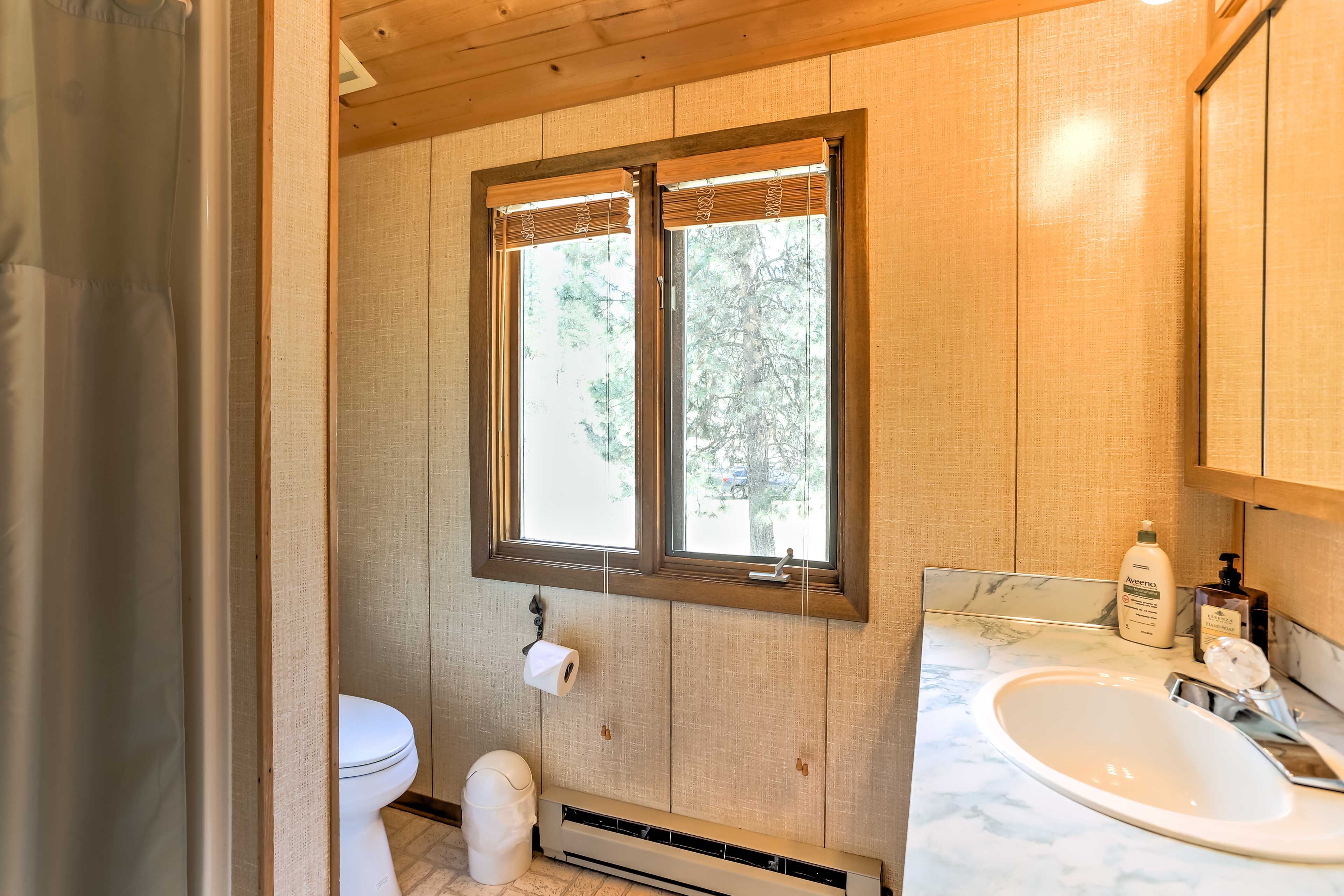 Full Bathroom | Complimentary Toiletries