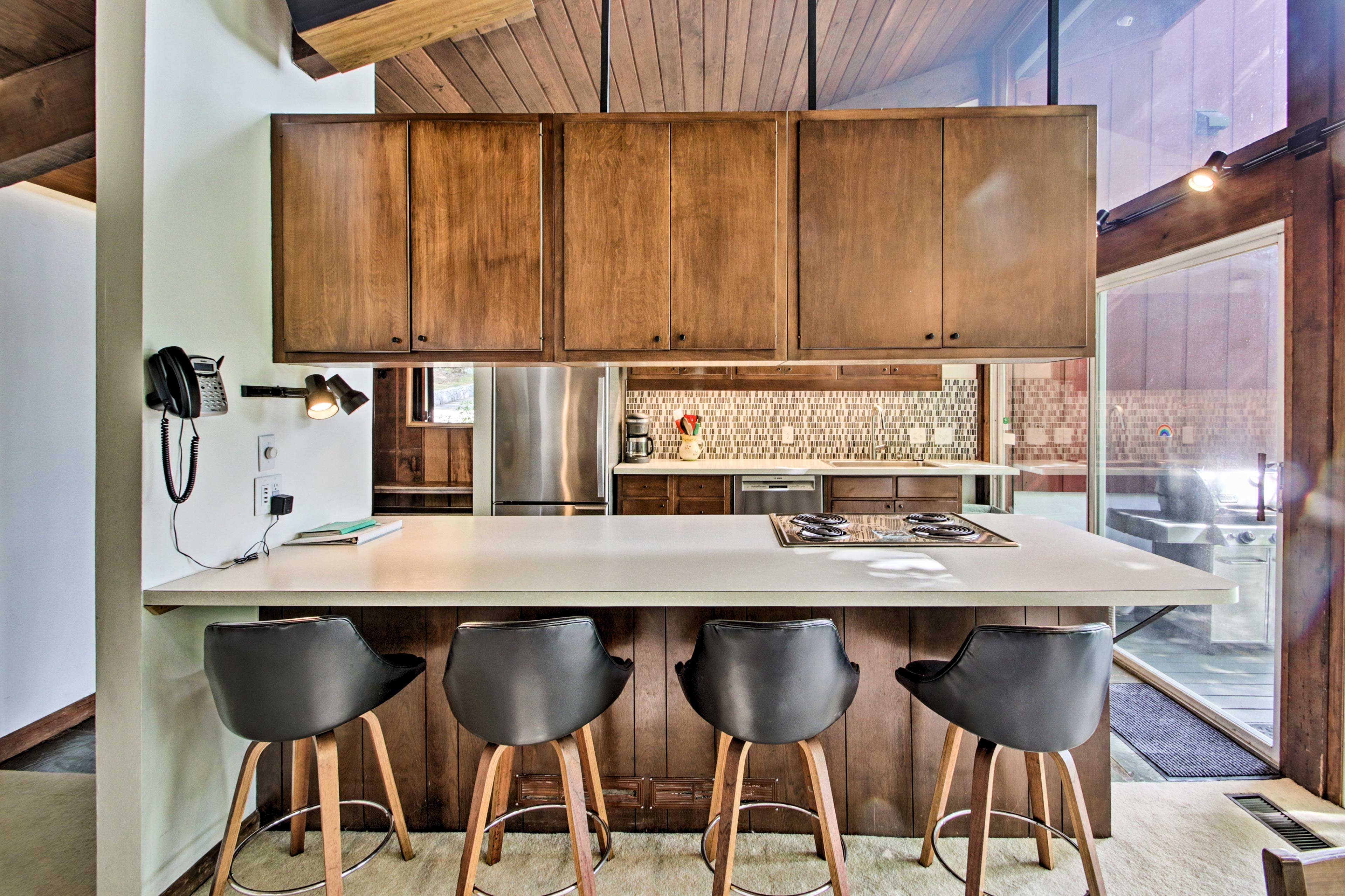 Dining | Breakfast Bar w/ Seating