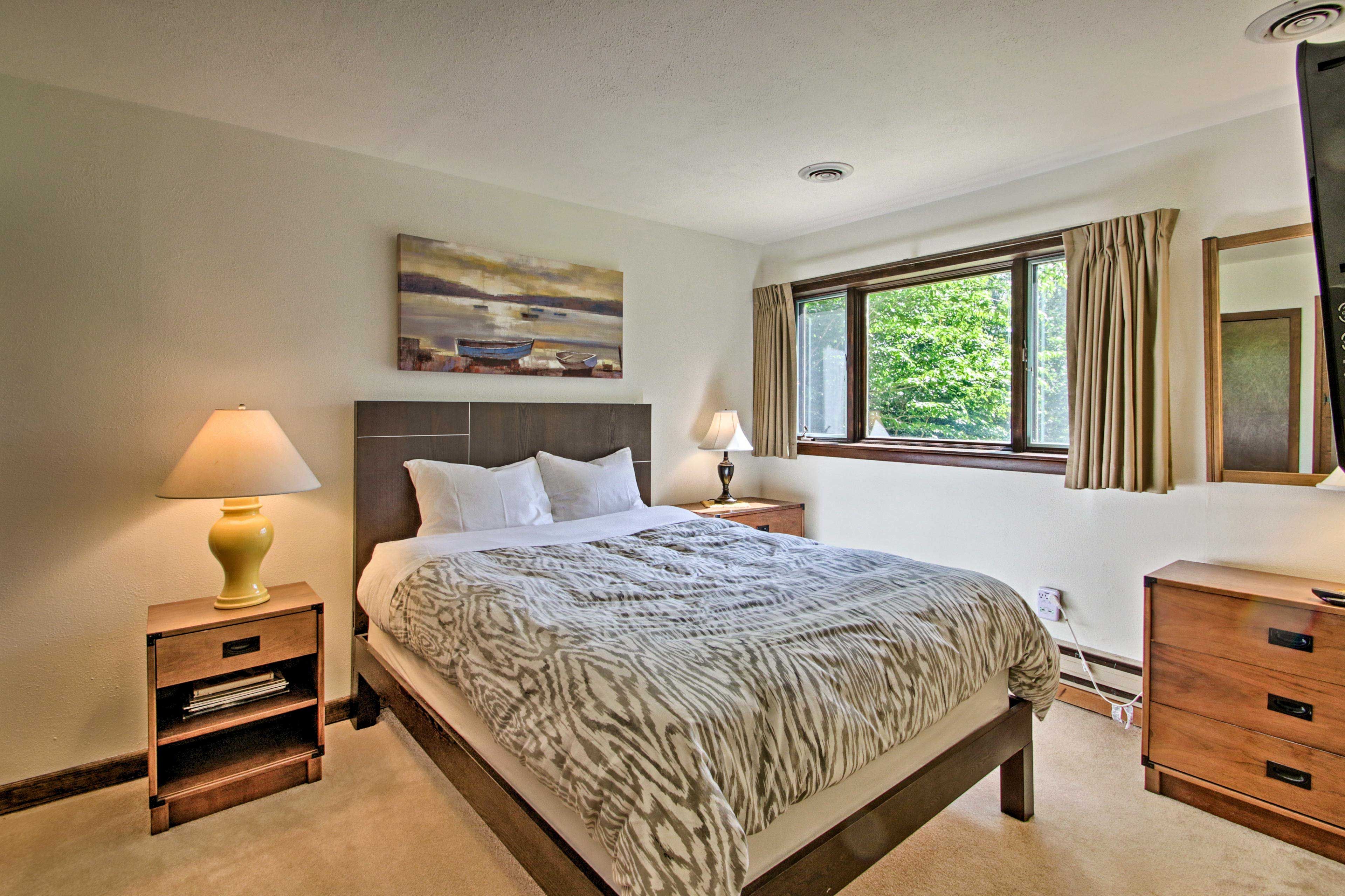 Bedroom 3 | 1st Floor | Queen Bed