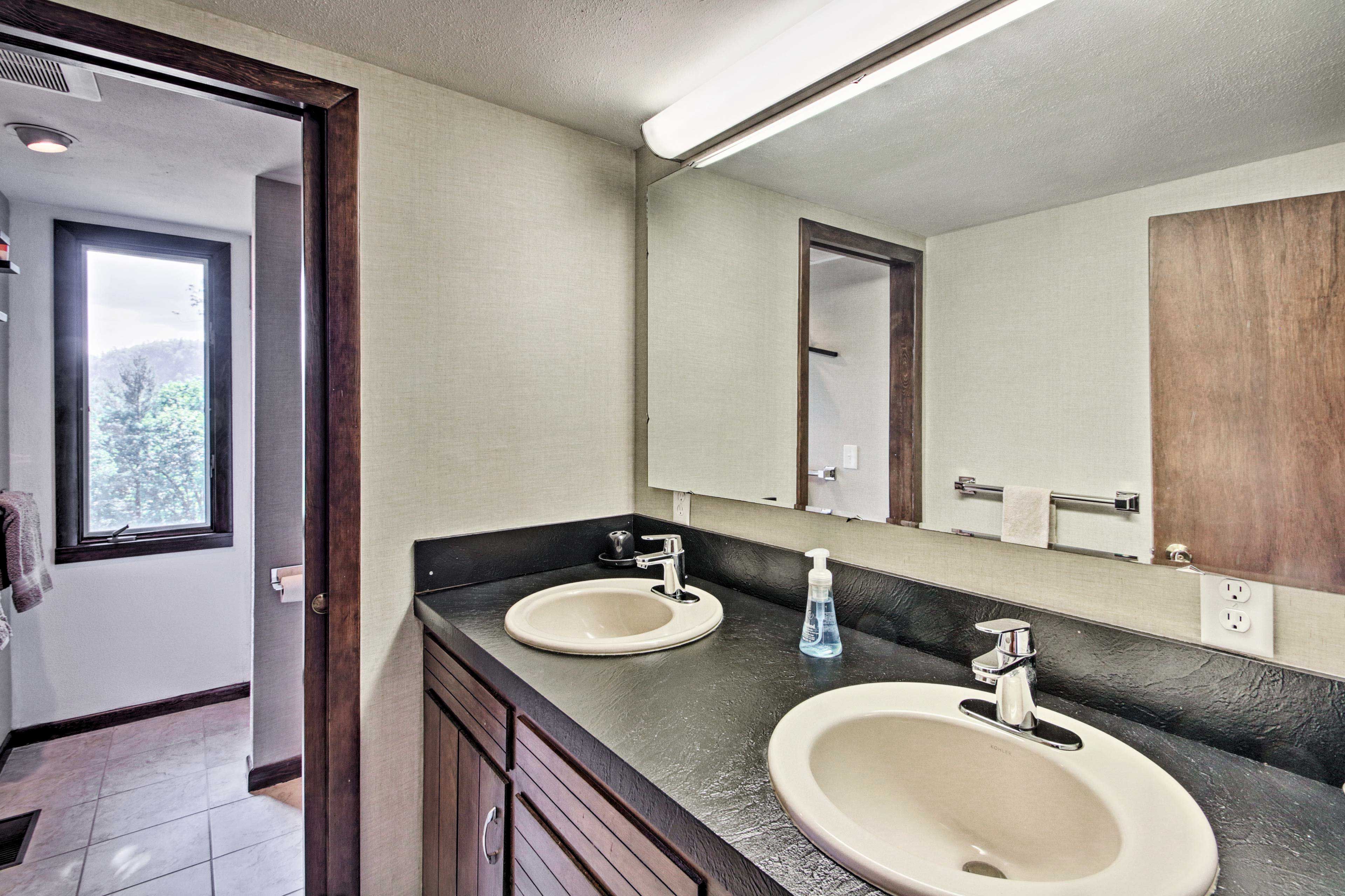Full Bathroom | Walk-In Shower | 2nd Floor