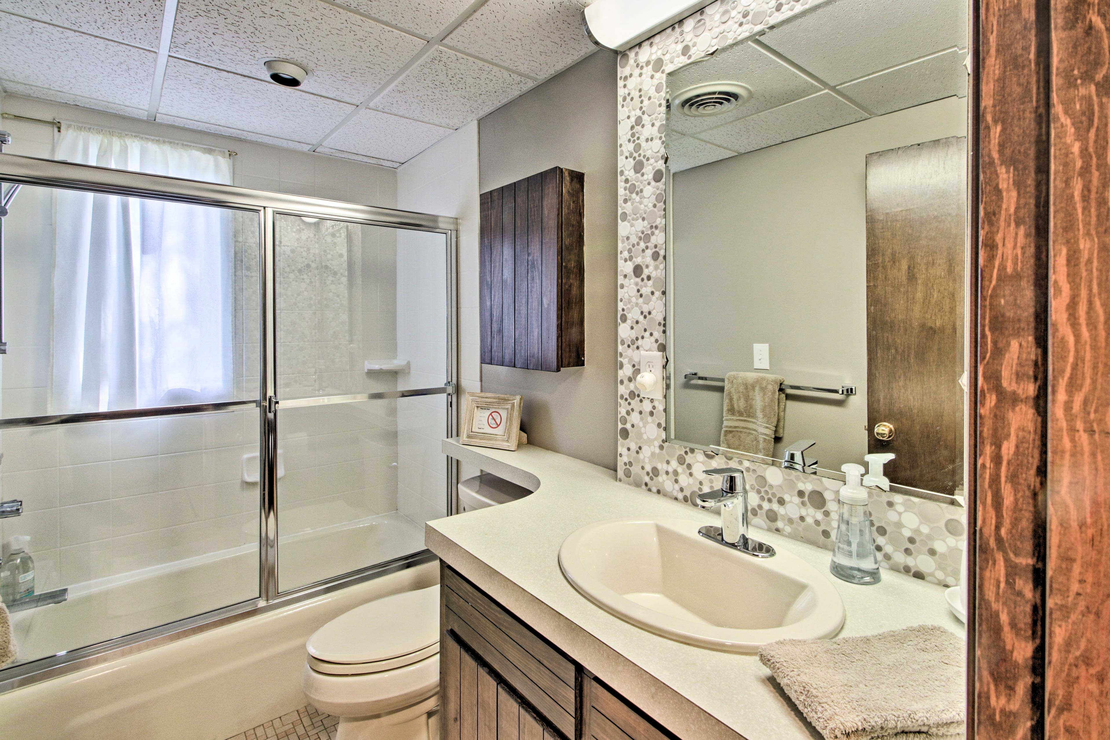 Full Bathroom | Shower/Tub Combo | Towels Provided | 1st Floor