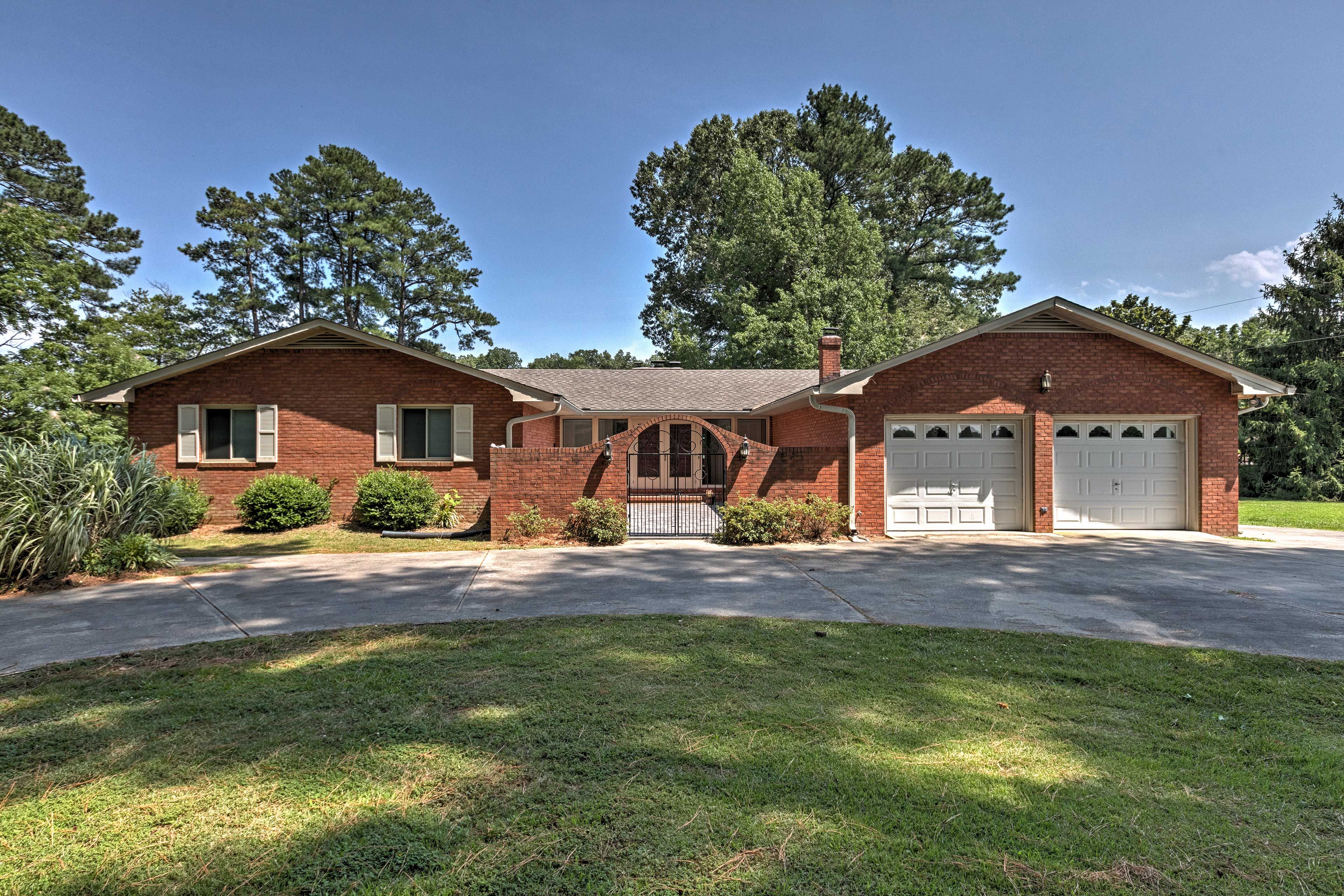Exterior | Front Courtyard | Parking | Driveway (5 Vehicles)