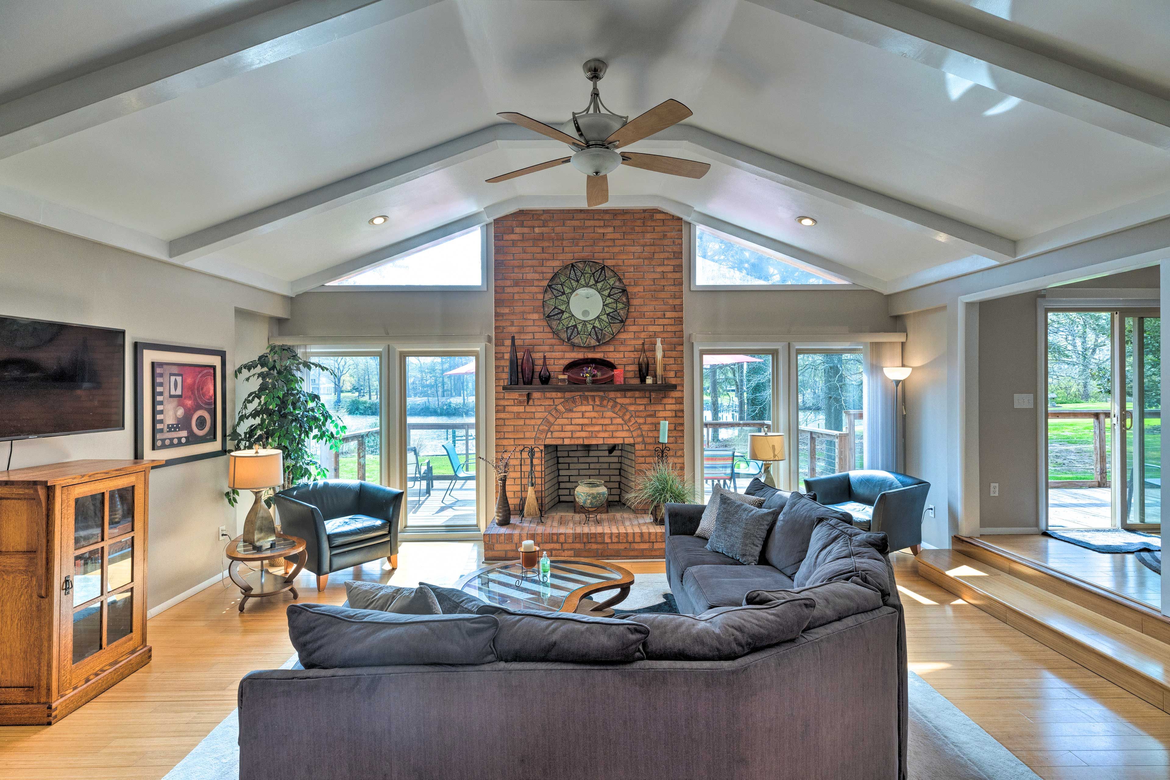 Living Room | Central A/C & Heating | Free WiFi | Ceiling Fans