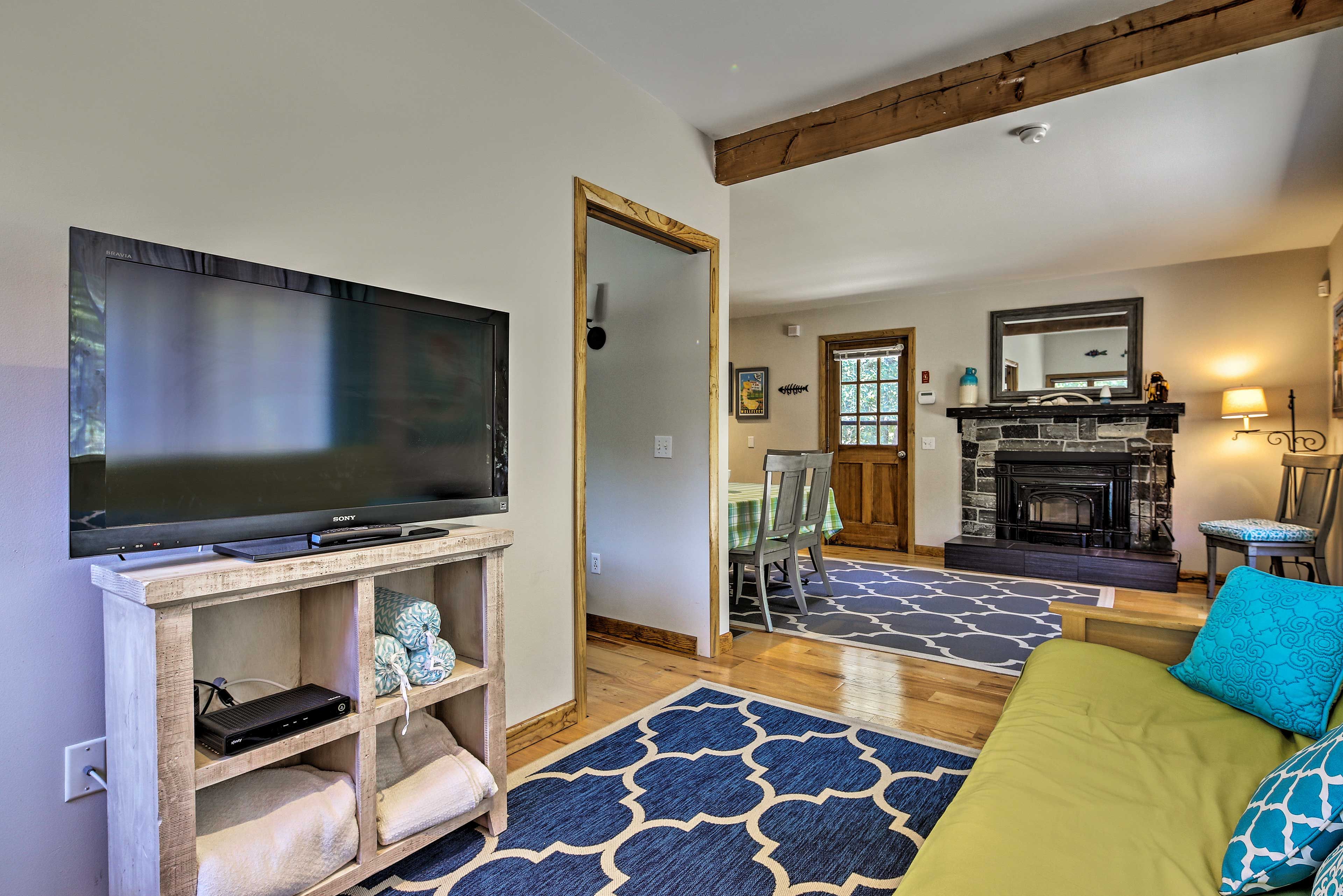 Living Room | Central A/C | Cable TV | Free WiFi
