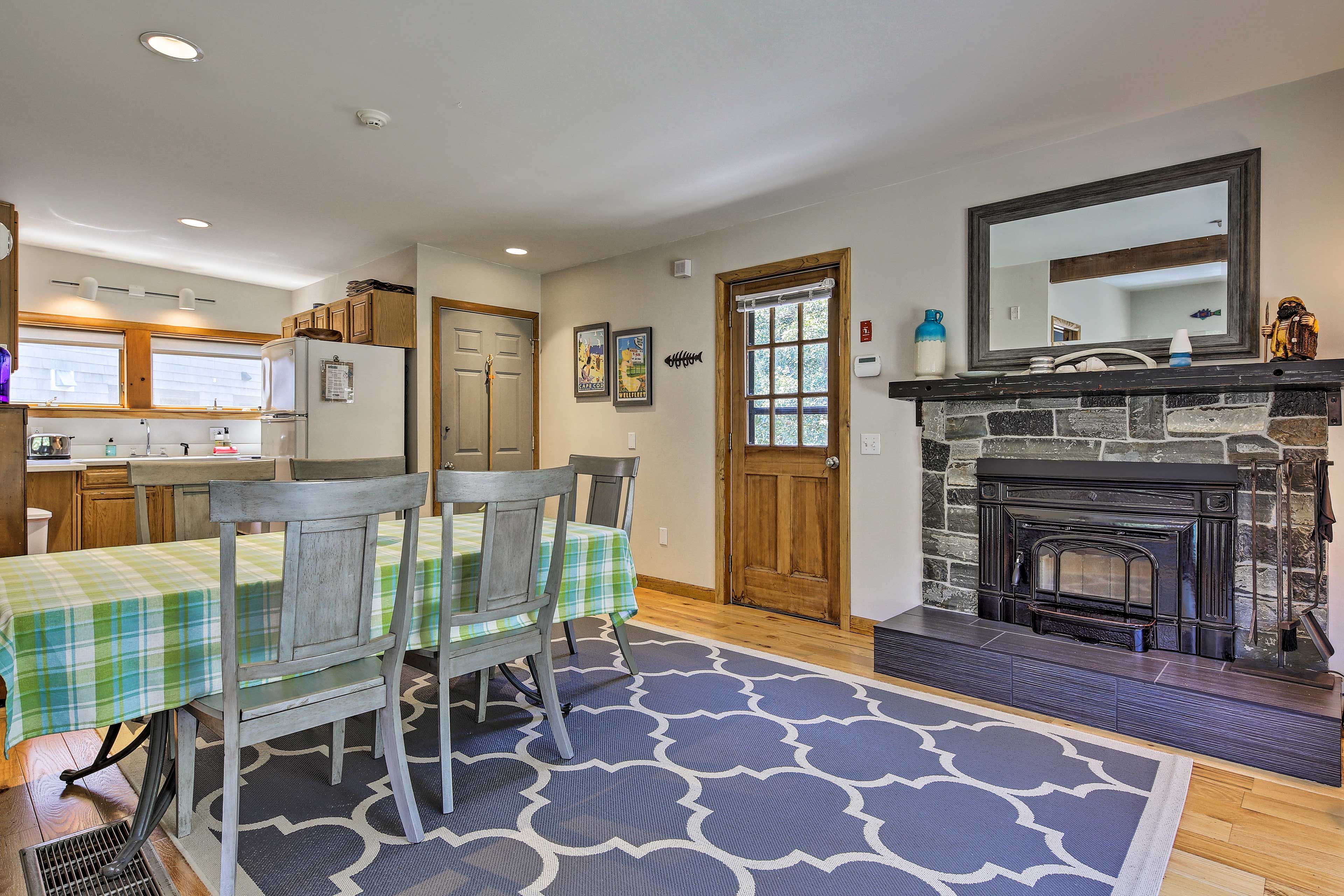 Dining Area | Dishware & Flatware | Bose Wave Radio
