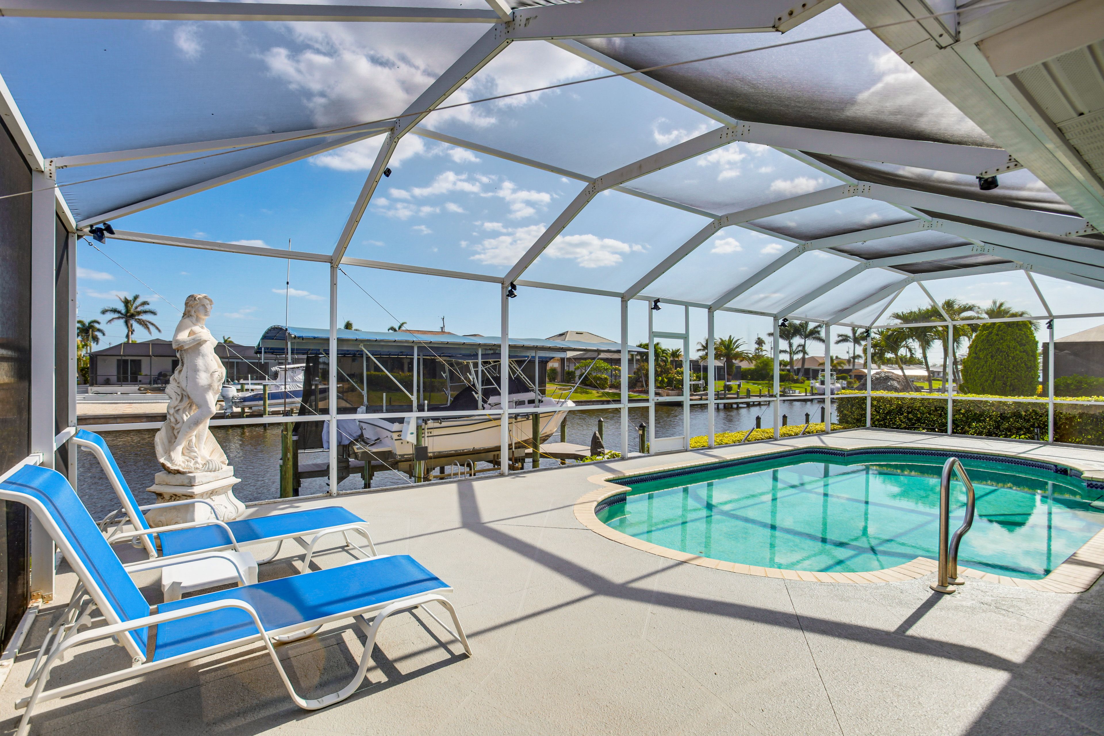 Private Outdoor Pool (Solar Heated, Depth 5')