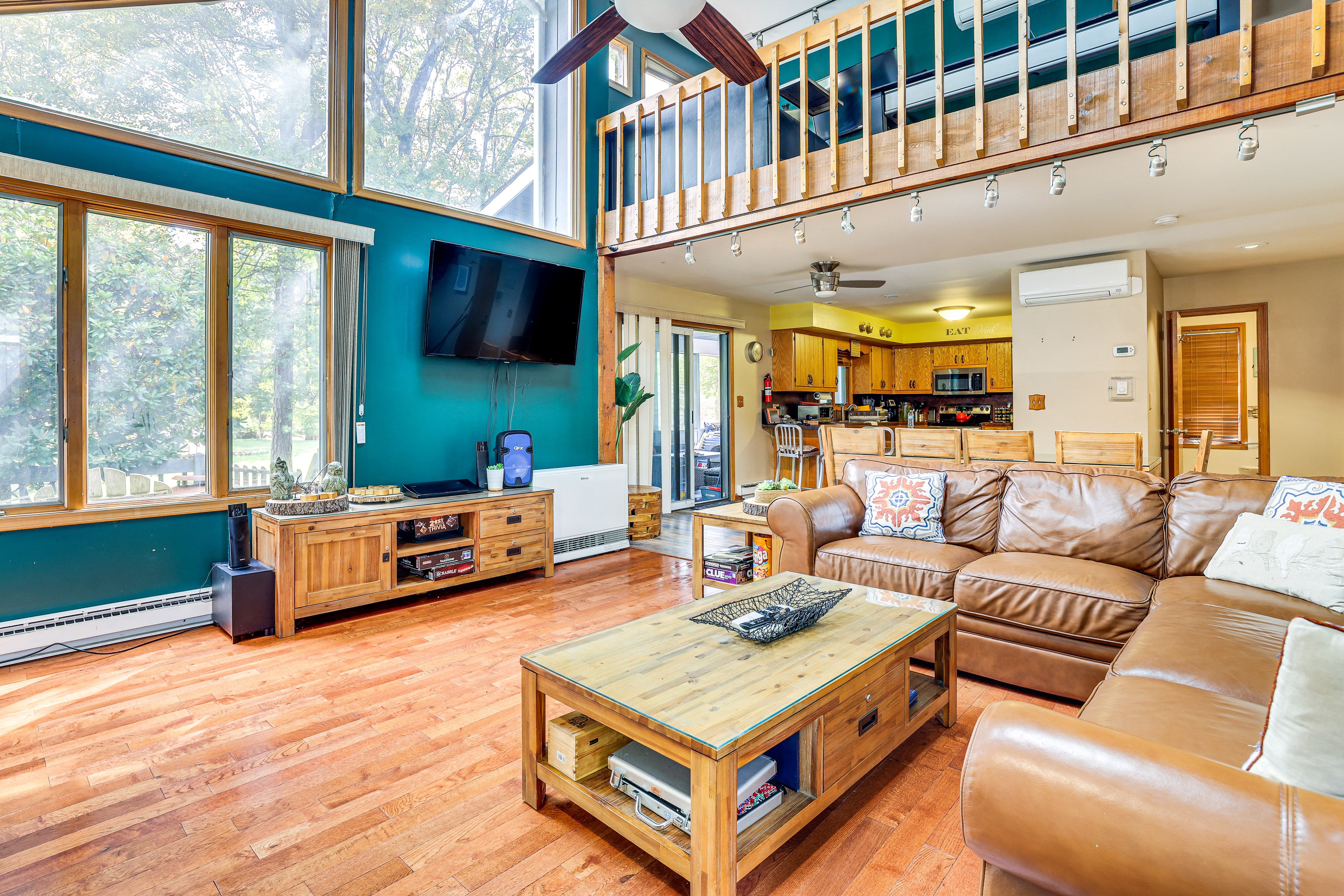 Living Room | Free WiFi | A/C | Central Heat | Cable TV