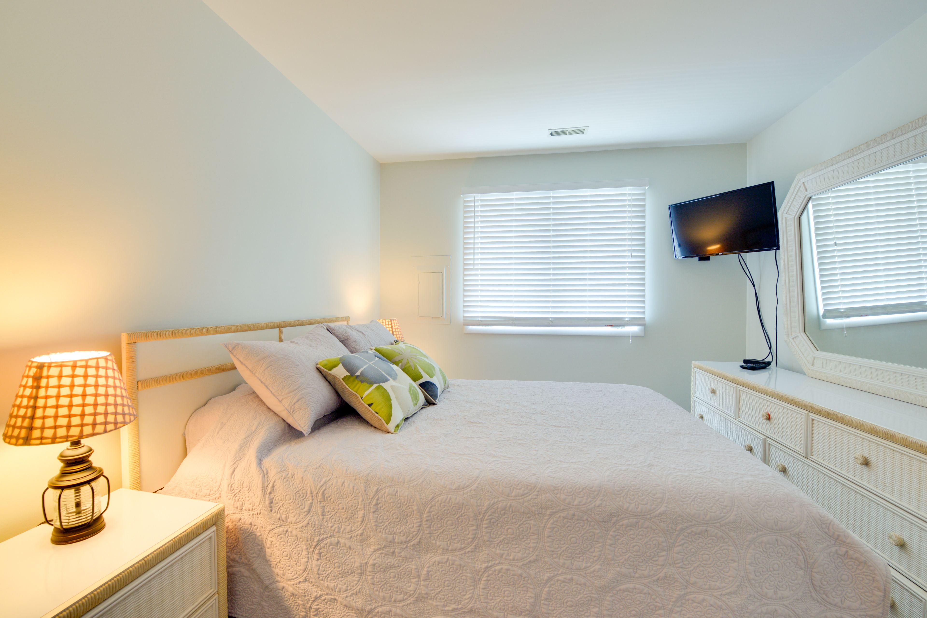 Bedroom 1 | Queen Bed