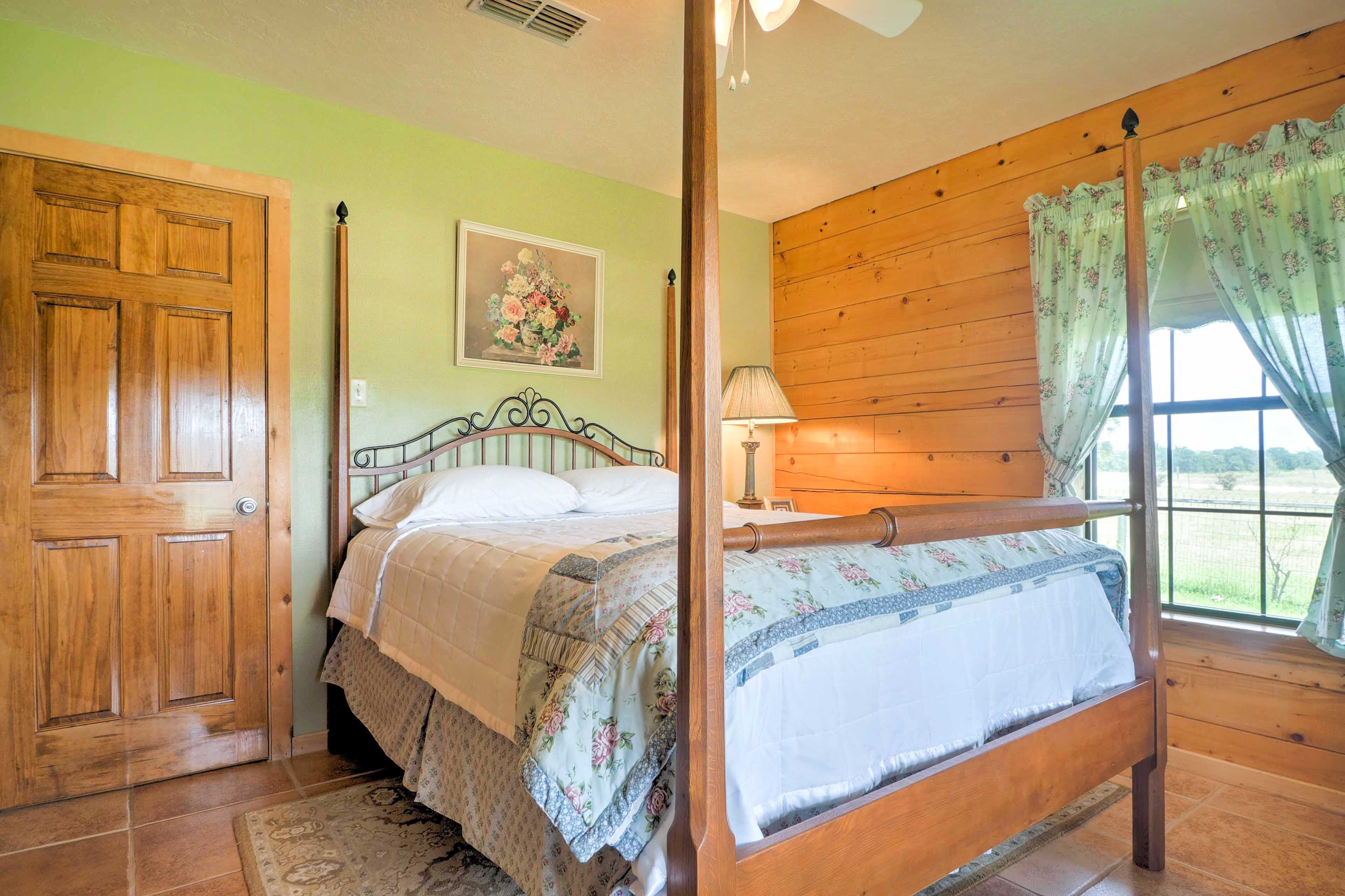 Bedroom 1 | Queen Bed | 1st Floor