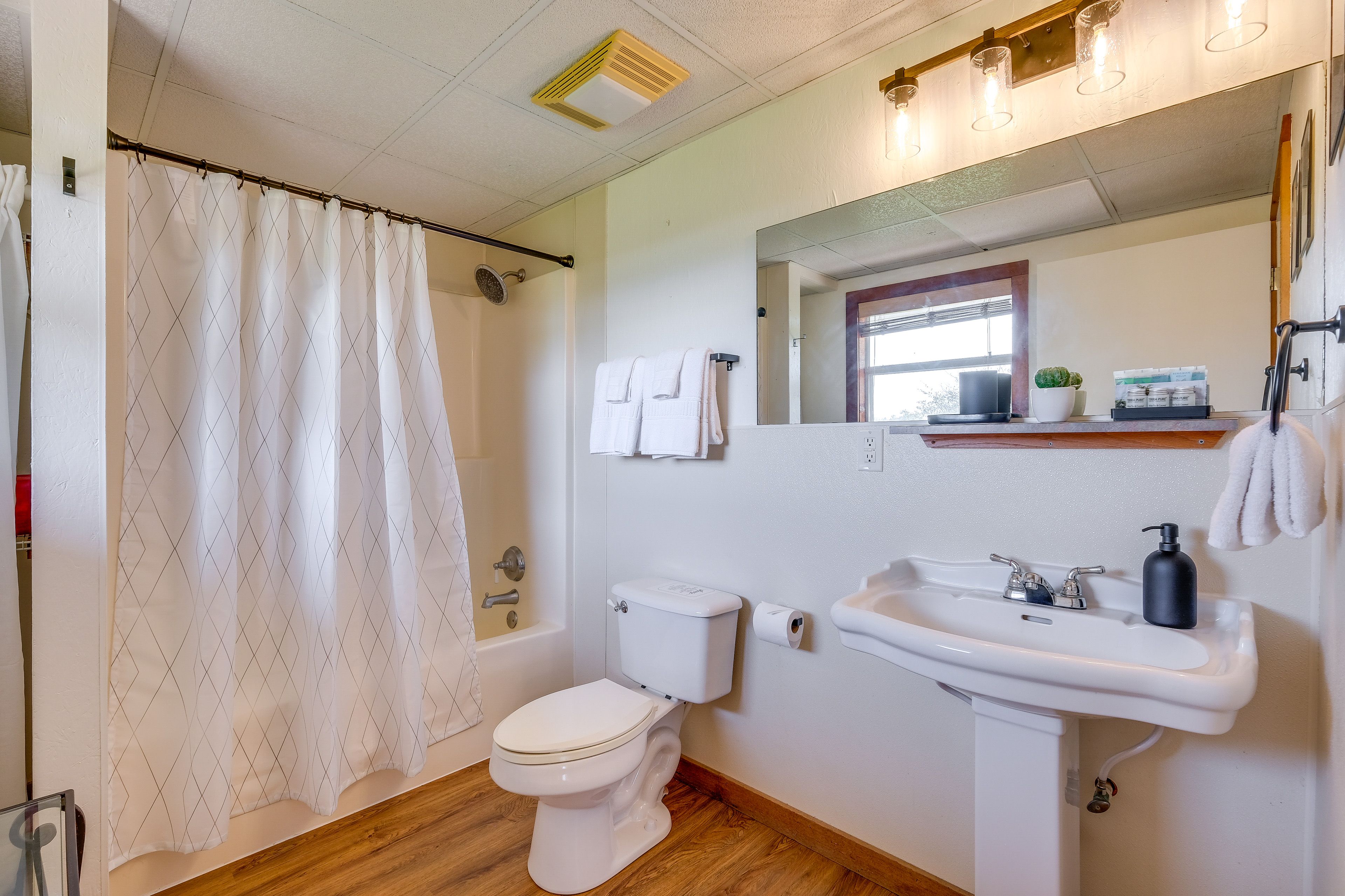Full Bathroom | Towels & Linens Provided