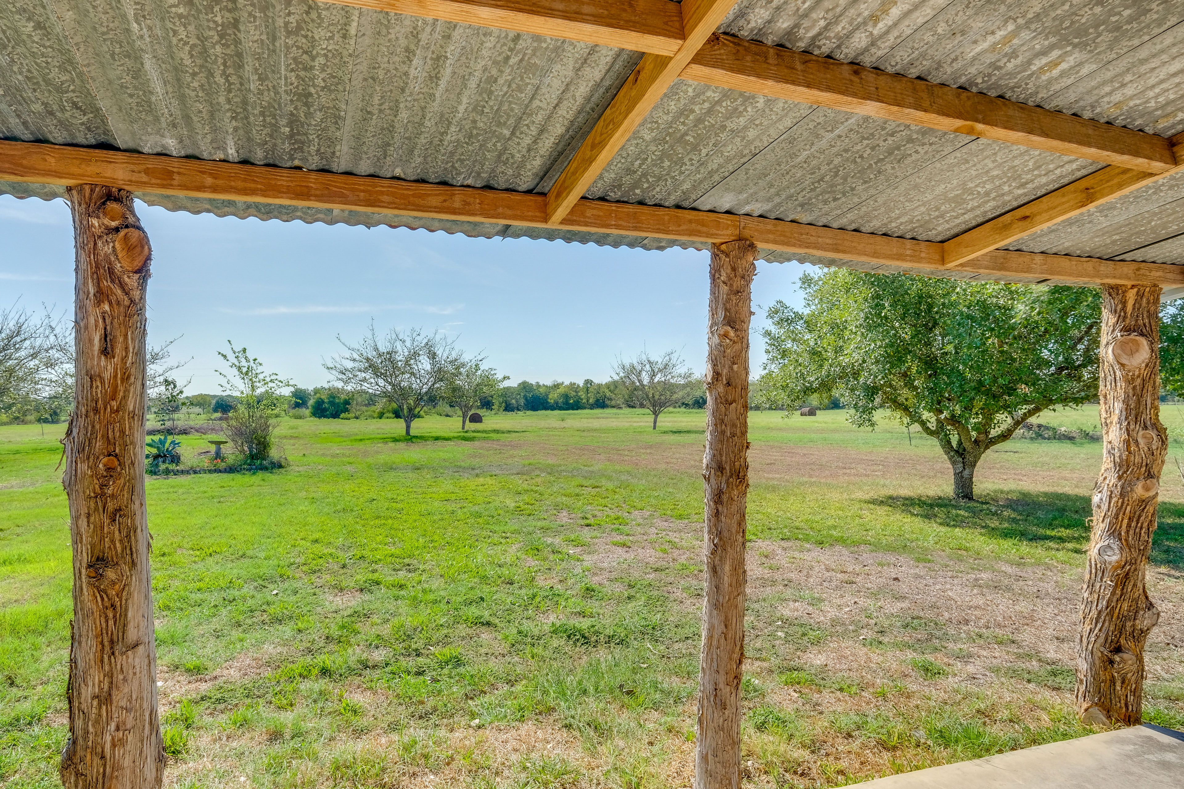 Covered Porch w/ Seating