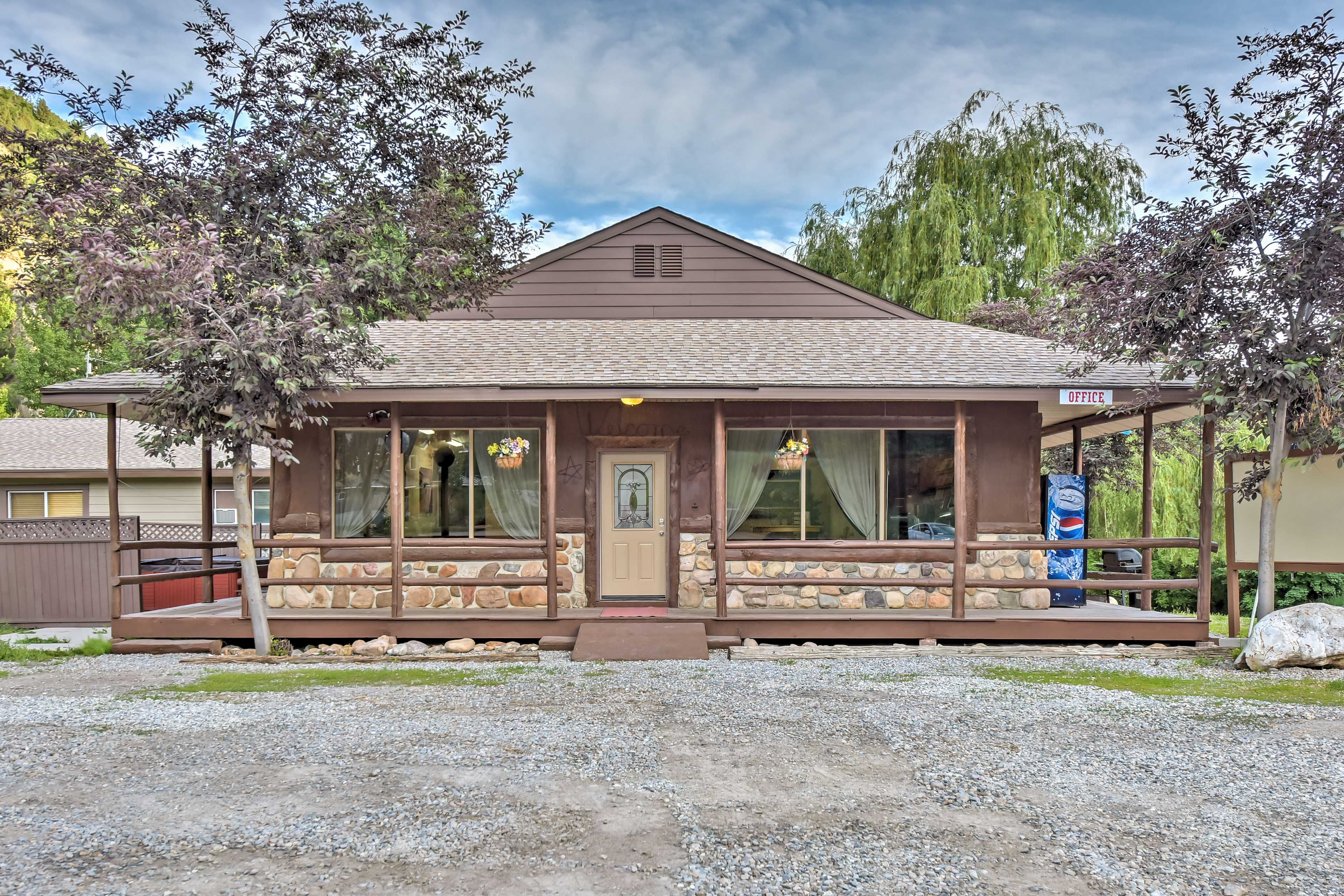 Preston Vacation Rental | 5BR | 4BA | 6,700 Sq Ft | 1 Step to Access