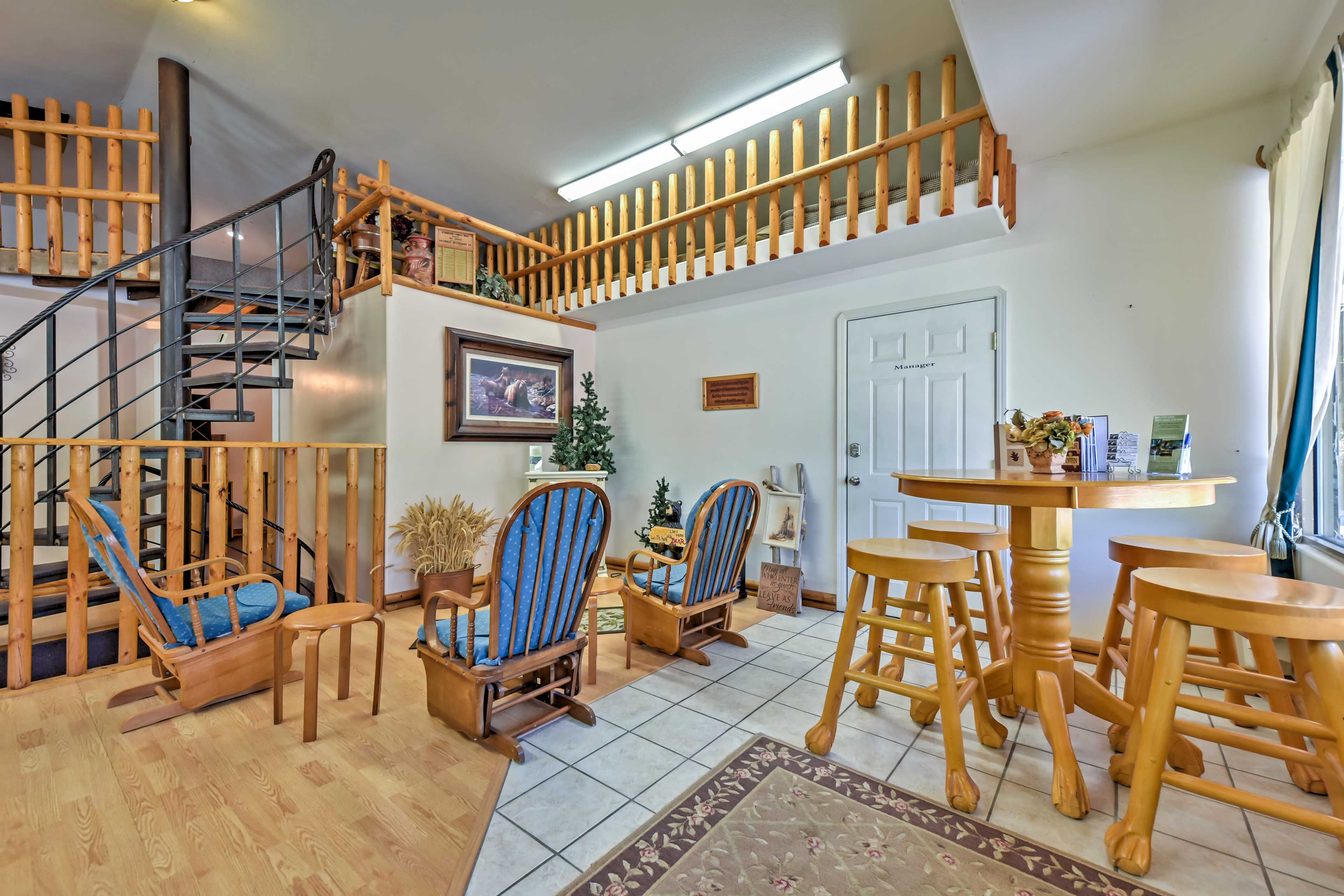 Sitting & Dining Area