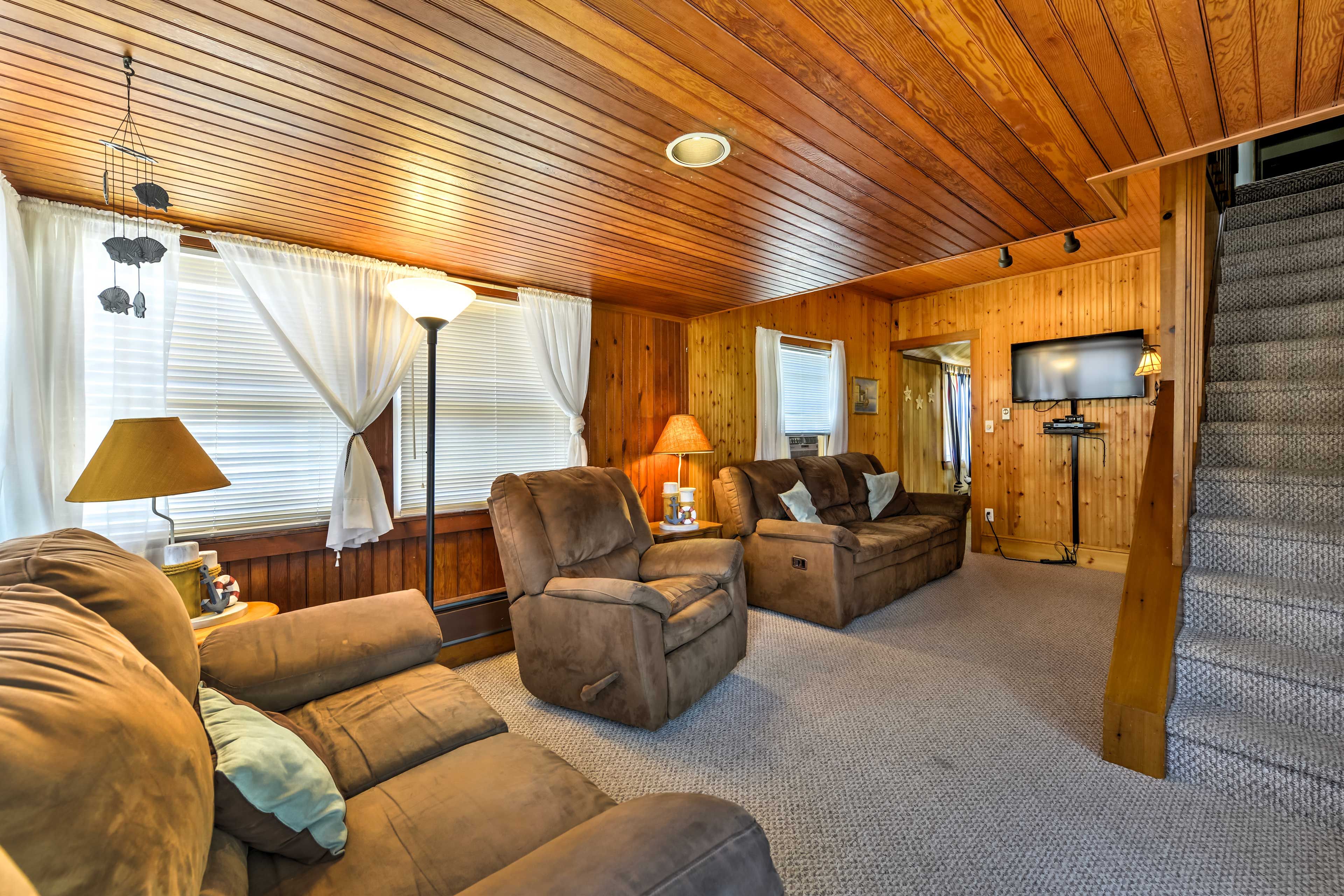 Living Room | Free WiFi | A/C
