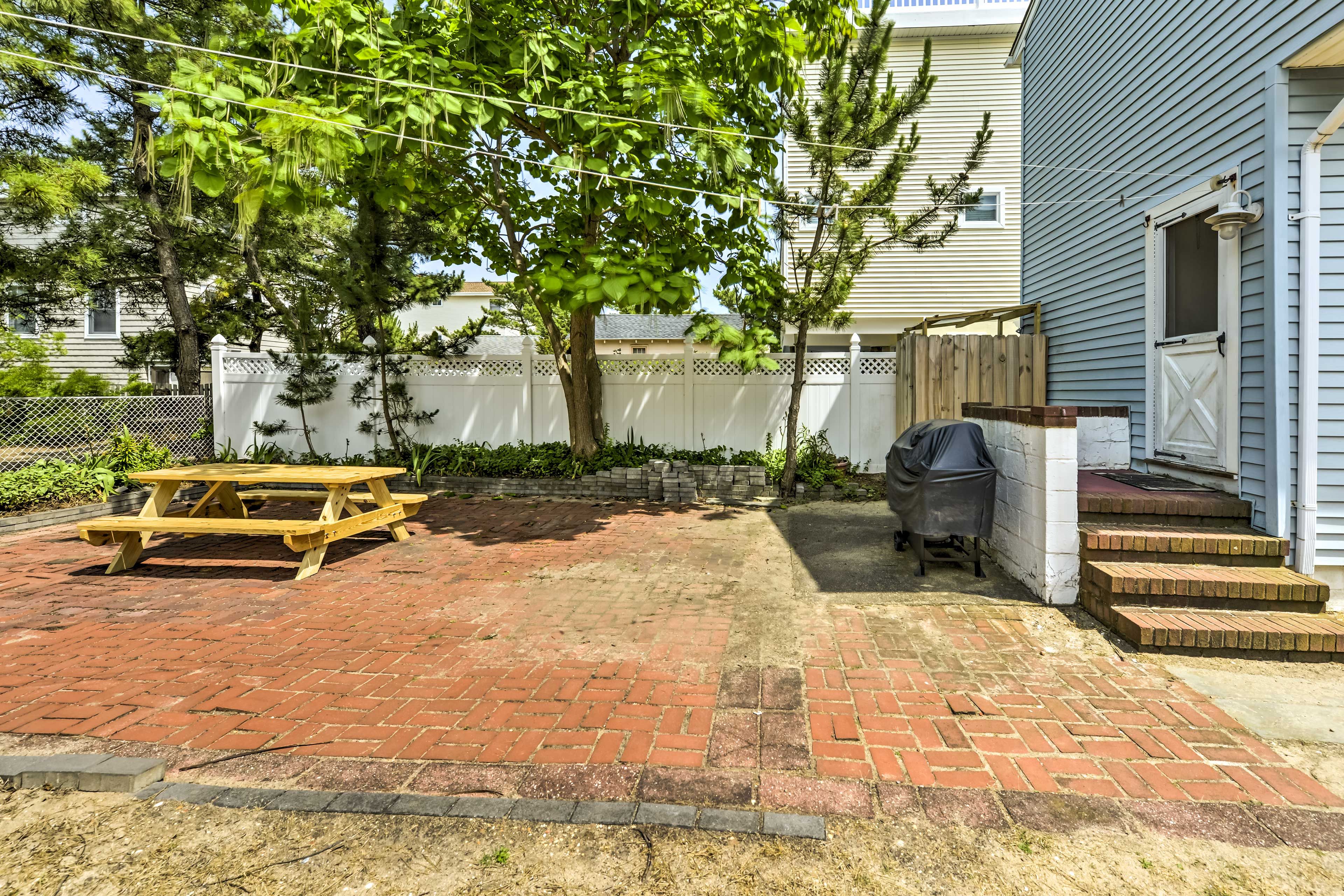 Patio w/ Gas Grill & Picnic Table