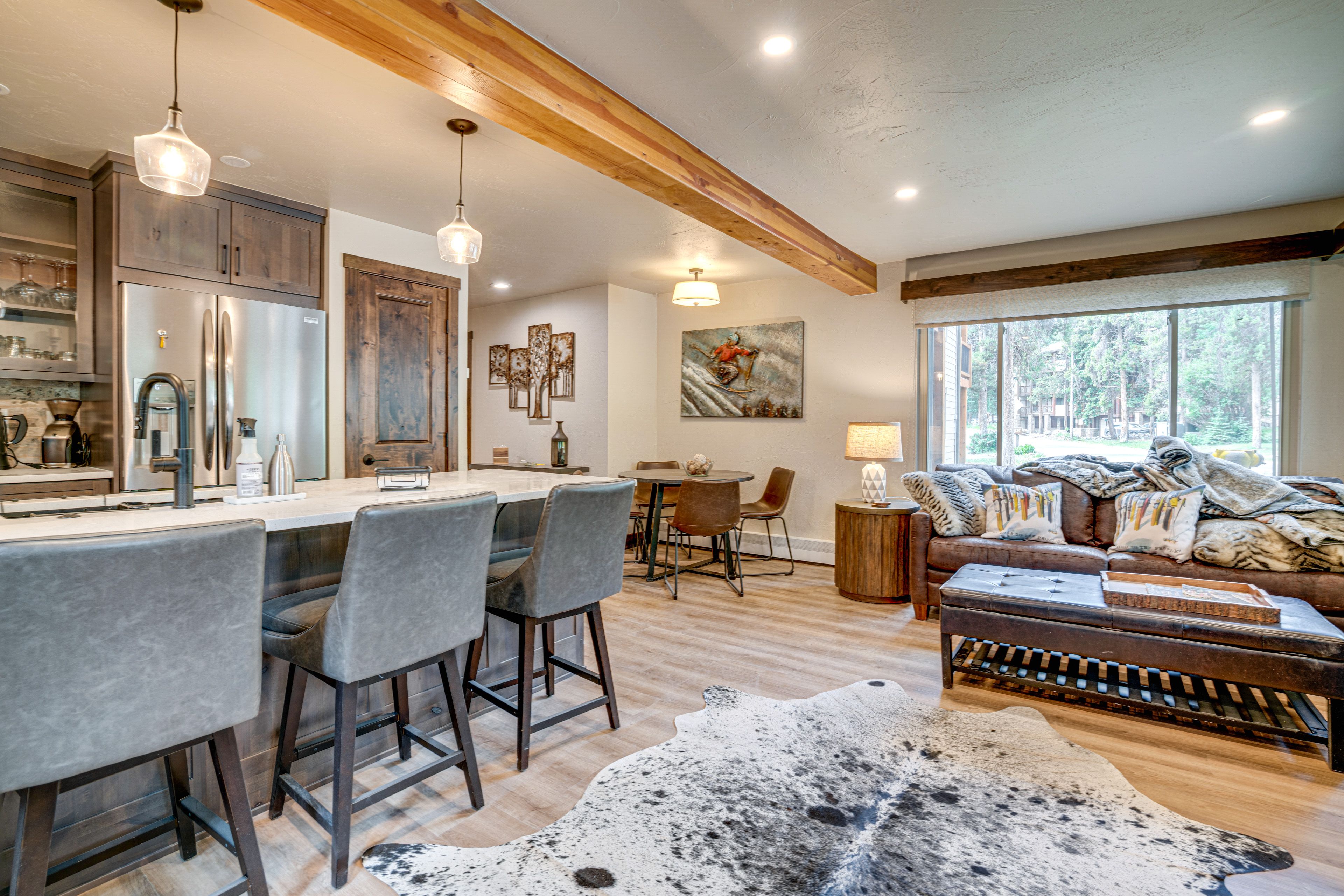 Living Room | Single-Story Condo | Open Floor Plan | Queen Sleeper Sofa