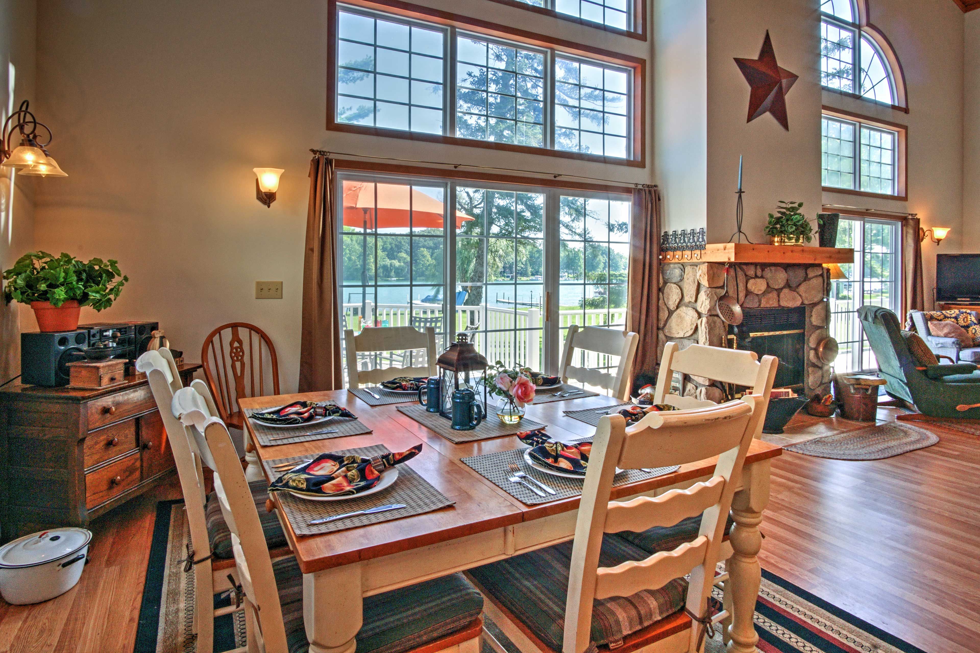 Dining Area | Dishes & Flatware Provided