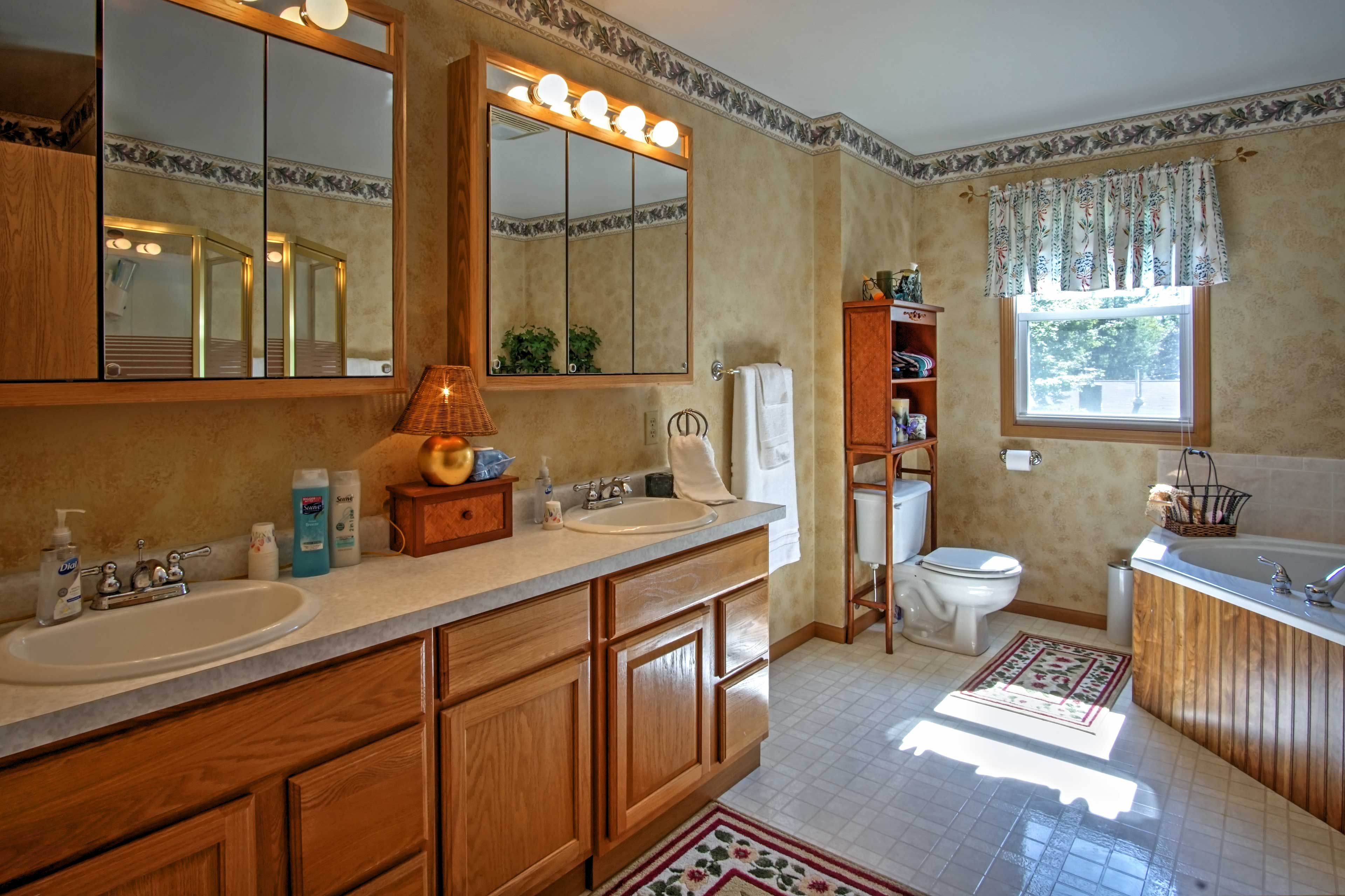 En-Suite Bathroom | Towels & Linens Provided