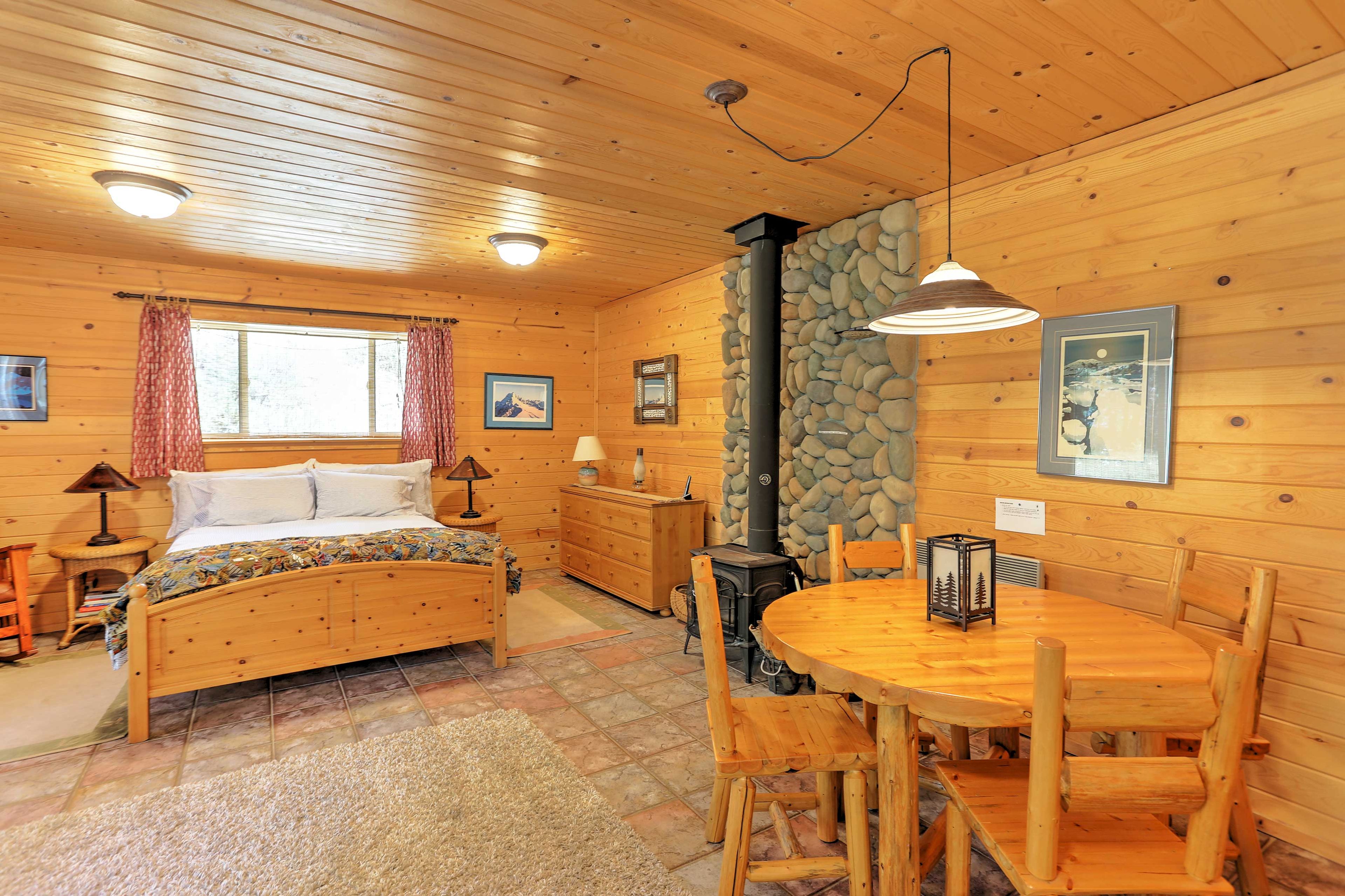 Studio | Queen Bed | Linens Provided