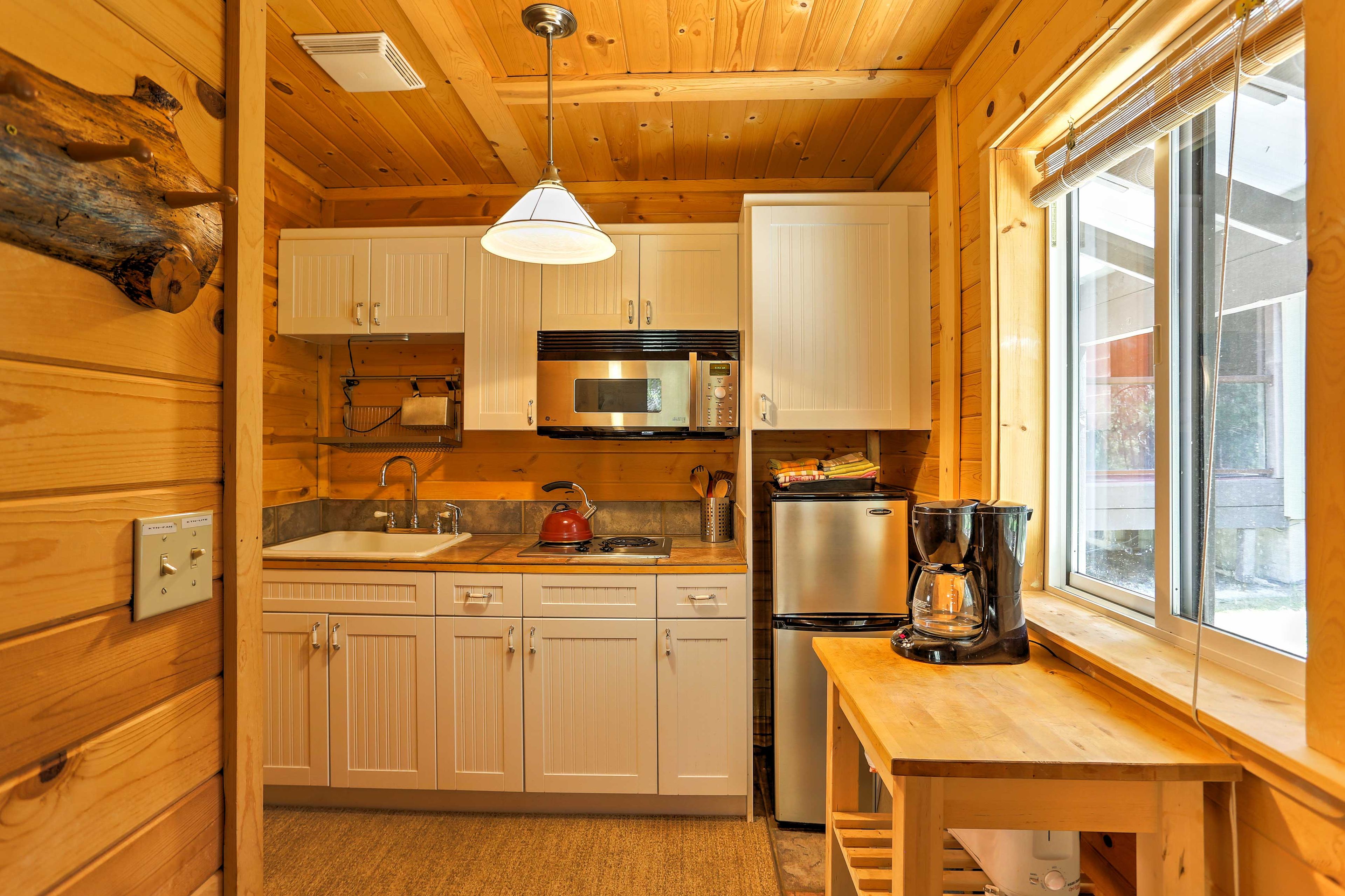 Well-Equipped Kitchenette | Coffee Maker | Stove | Microwave