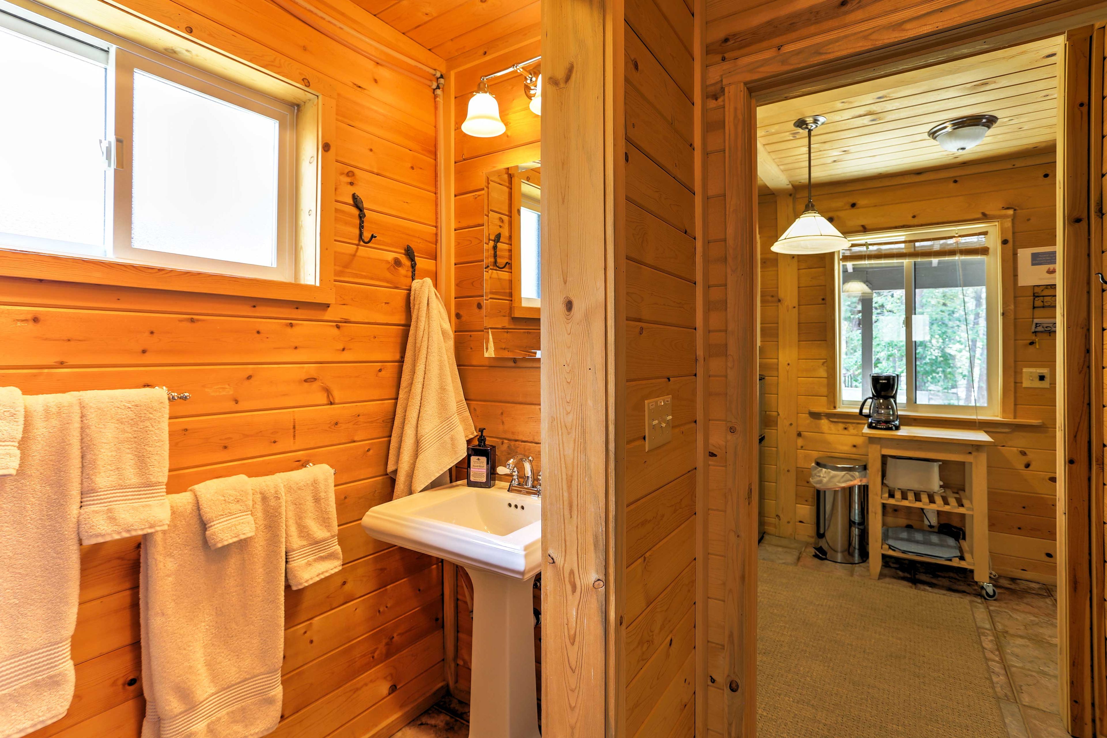 Full Bathroom | Towels Provided