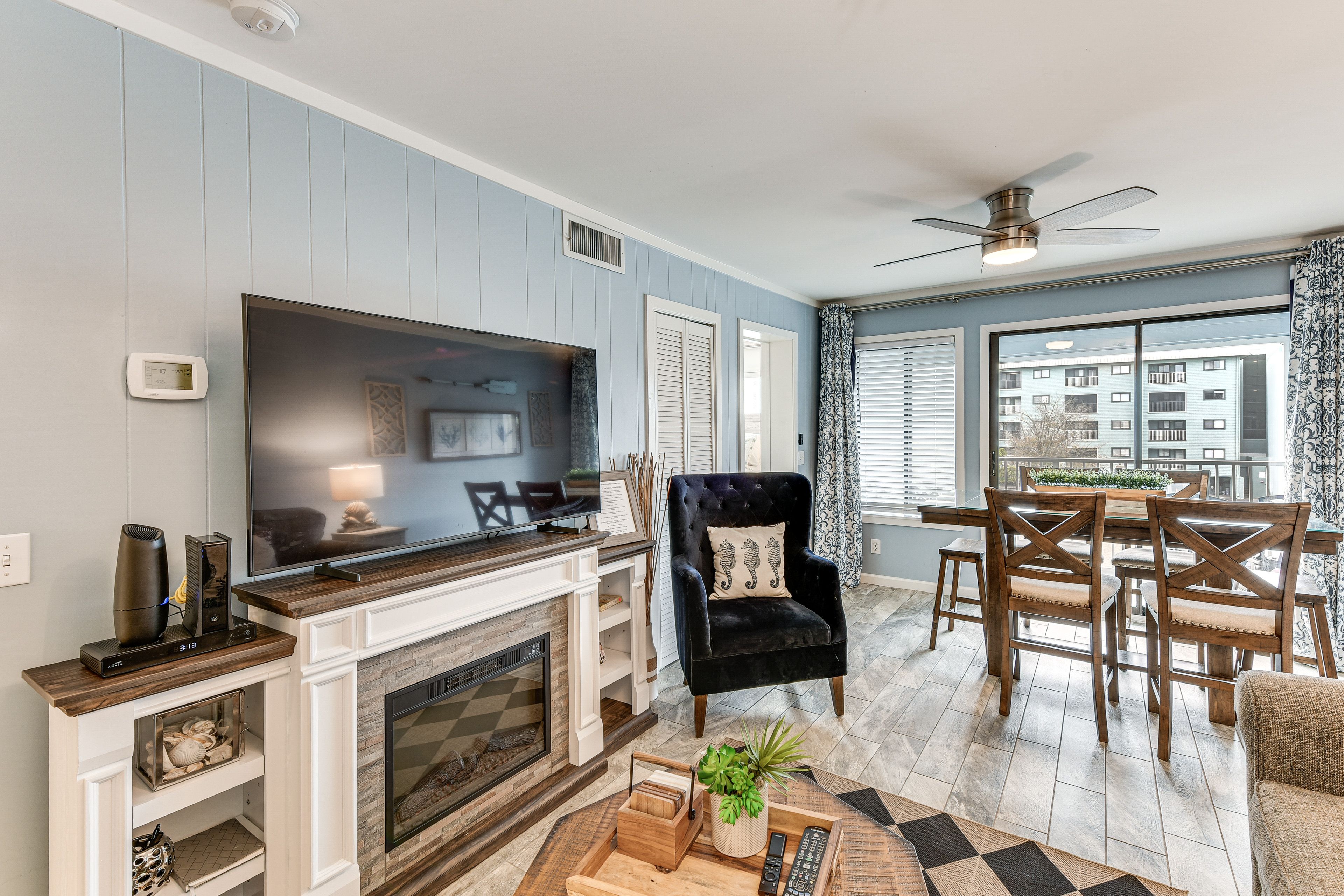 Living Room | Free WiFi | Smart TV | A/C & Heat