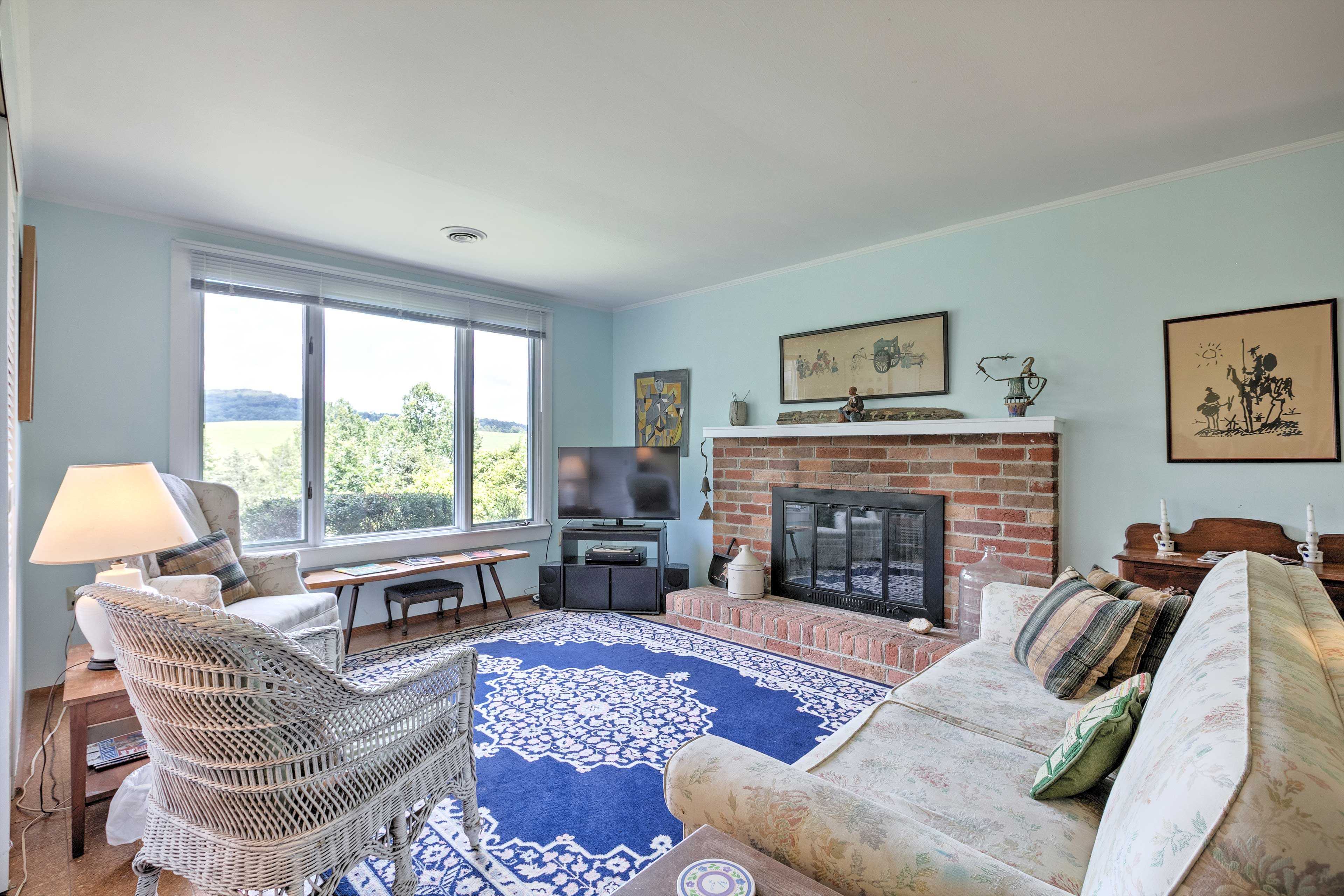 Living Room | Free WiFi | Satellite TV | A/C | Central Heat