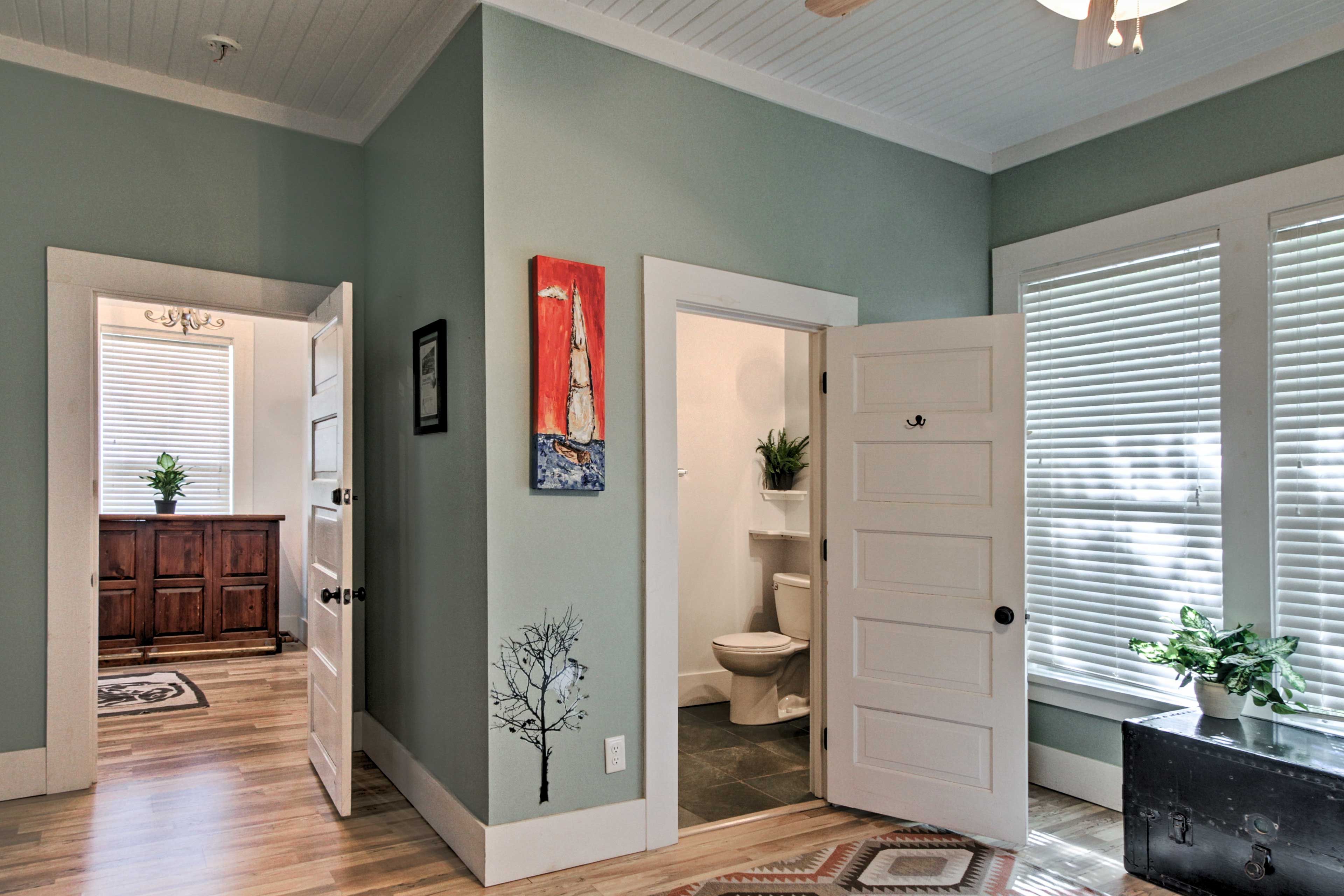 Guests will love the privacy provided by the 2 en-suite bathrooms.